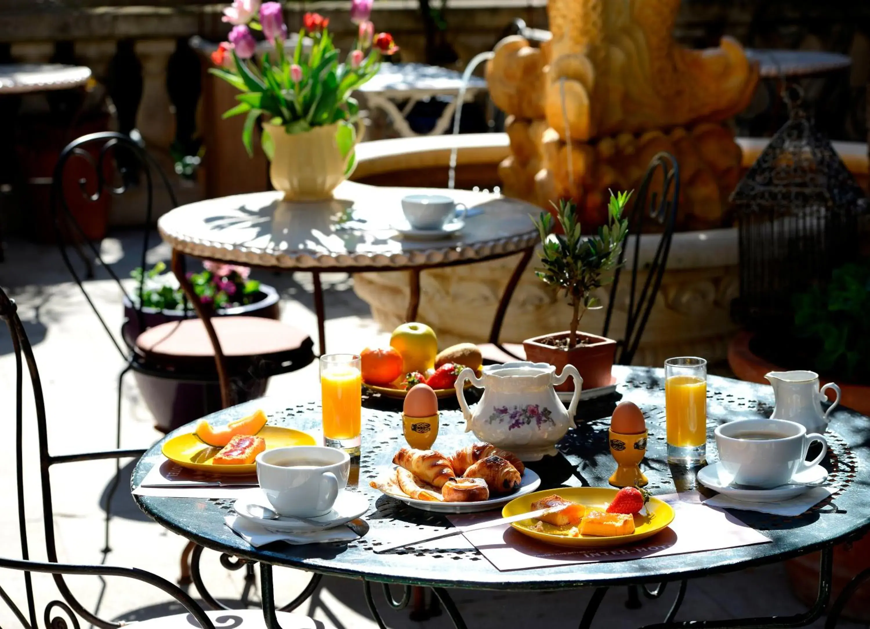 Food and drinks in The Originals Boutique, Hôtel du Parc, Cavaillon (Inter-Hotel)