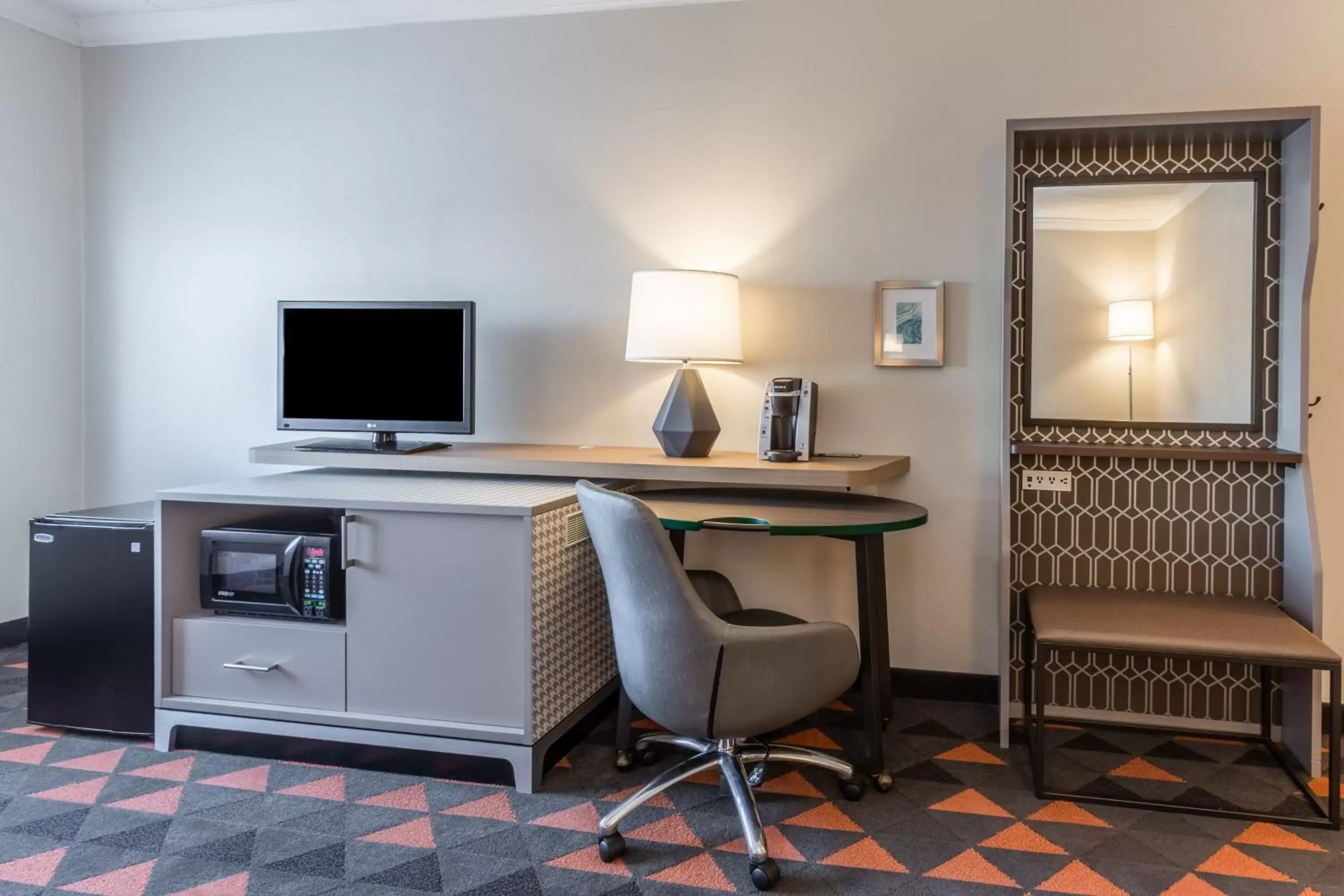 Photo of the whole room, TV/Entertainment Center in Holiday Inn Philadelphia South-Swedesboro, an IHG Hotel