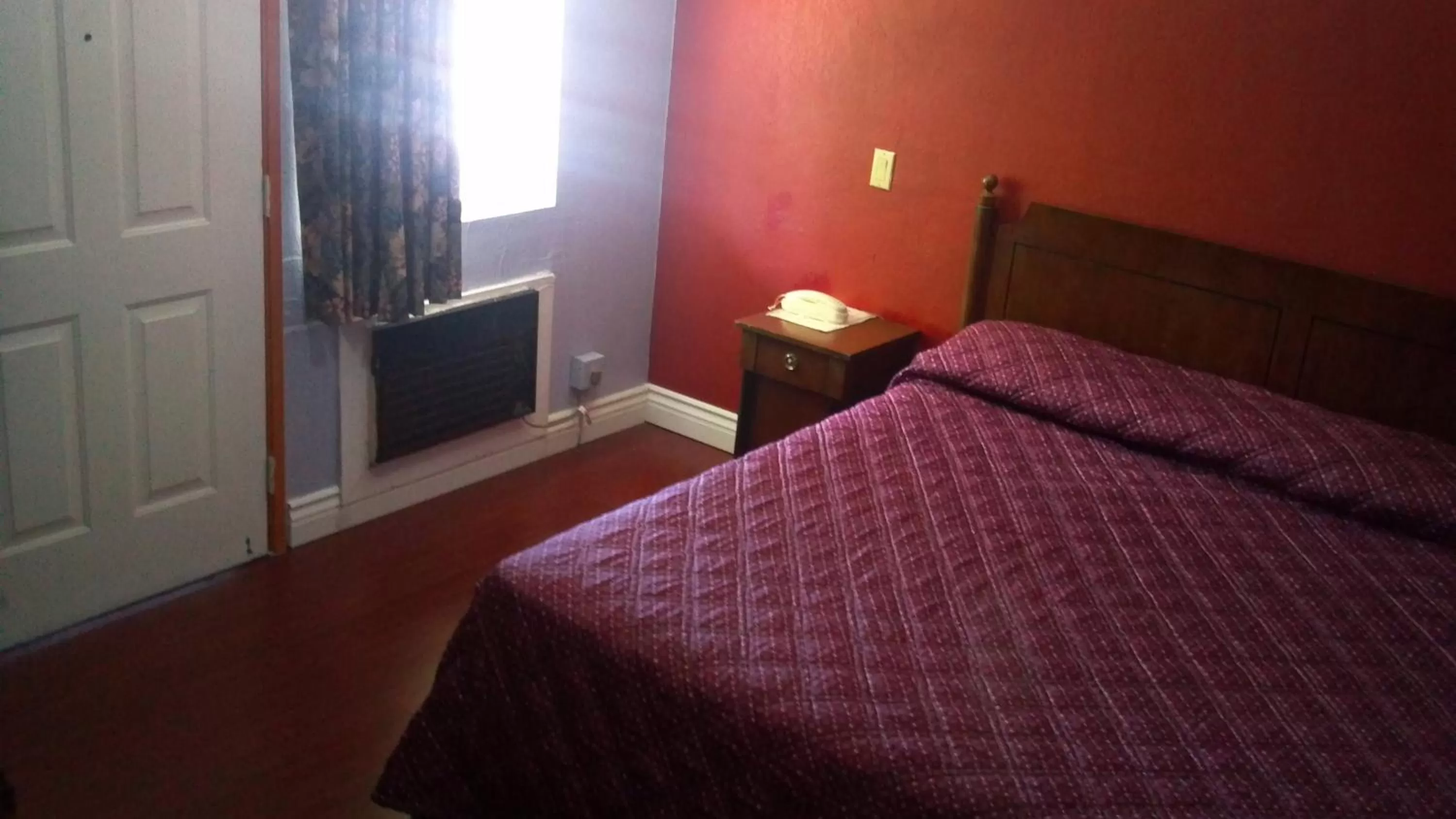 Bedroom, Bed in Travel Eagle Inn Motel