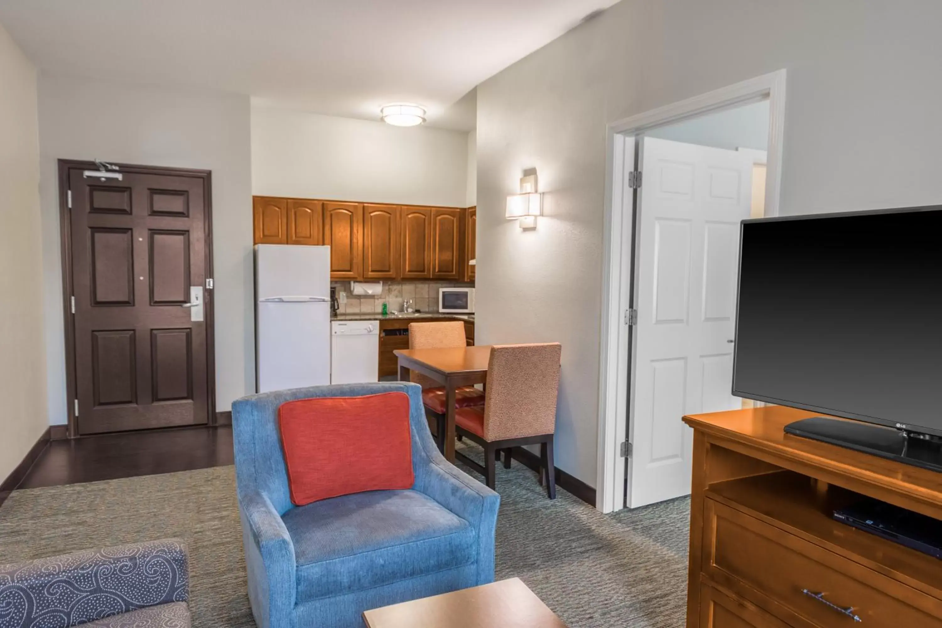 Photo of the whole room, Seating Area in Staybridge Suites - Kansas City-Independence, an IHG Hotel