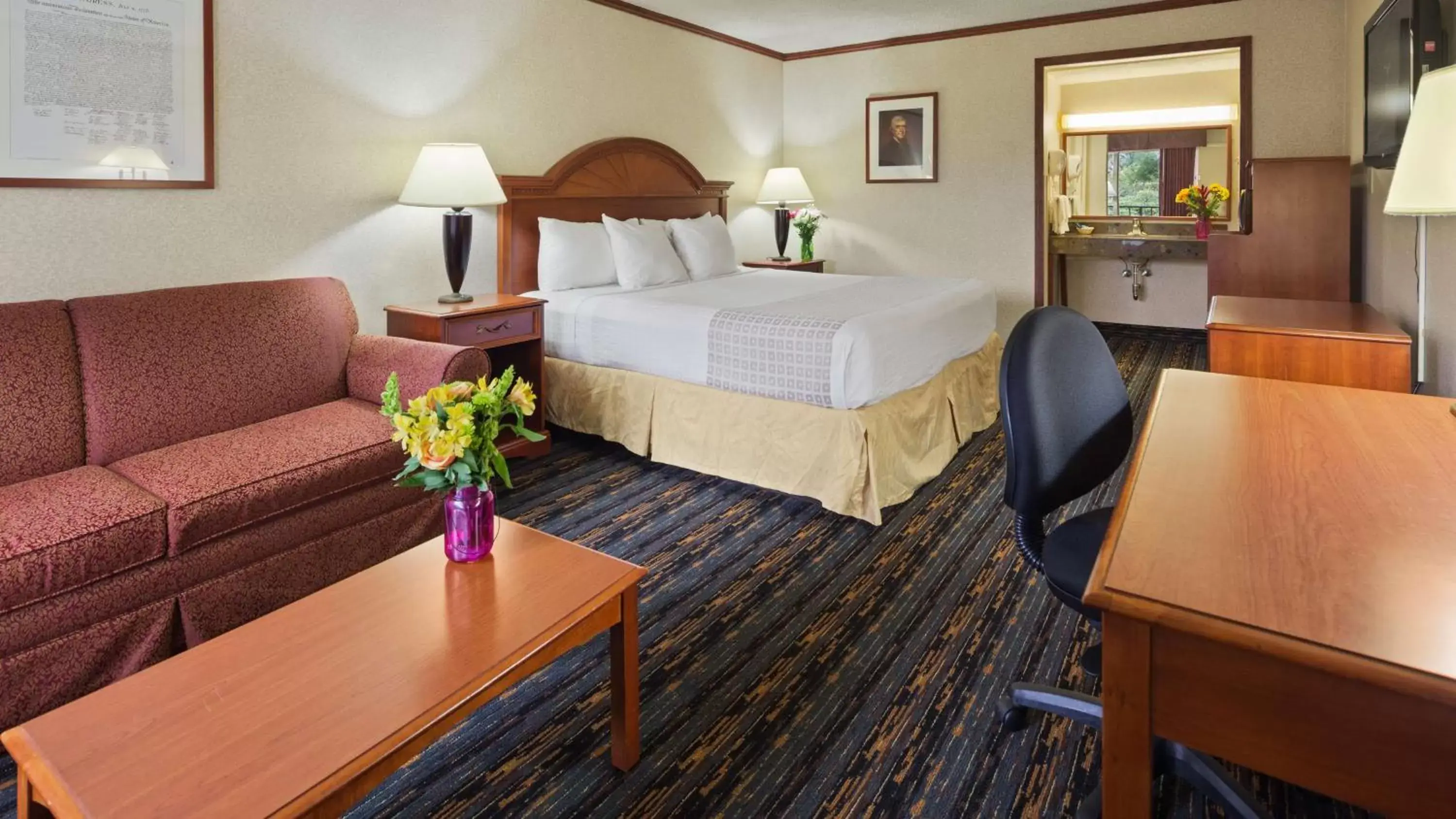 Photo of the whole room, Bed in Best Western Fairfax City