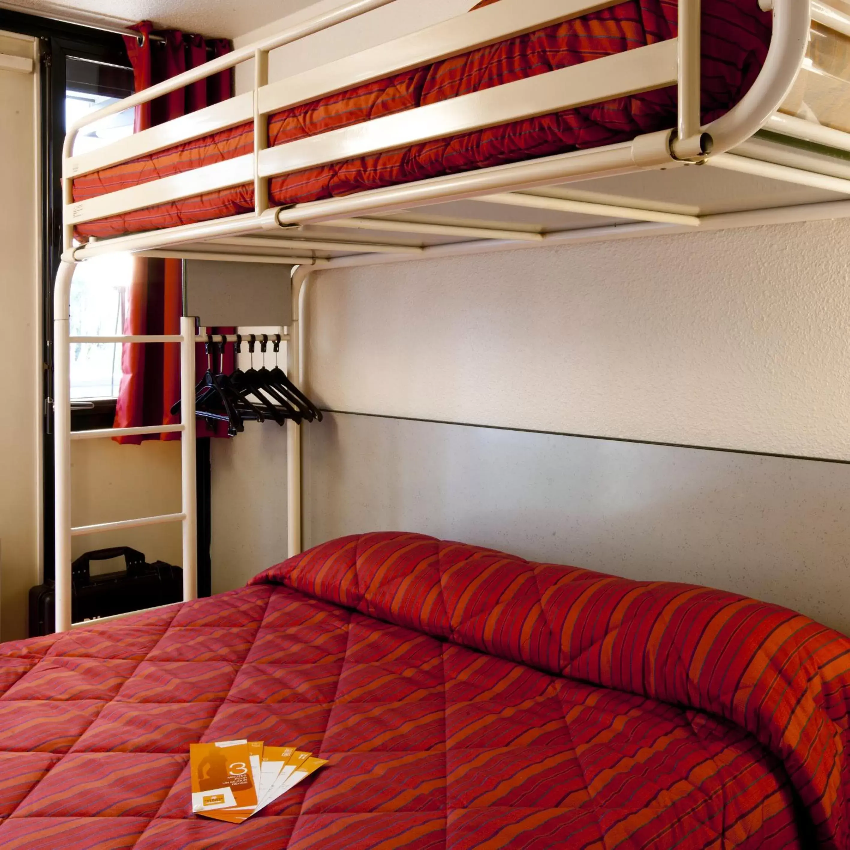 Bunk Bed in Premiere Classe Niort Est La Creche