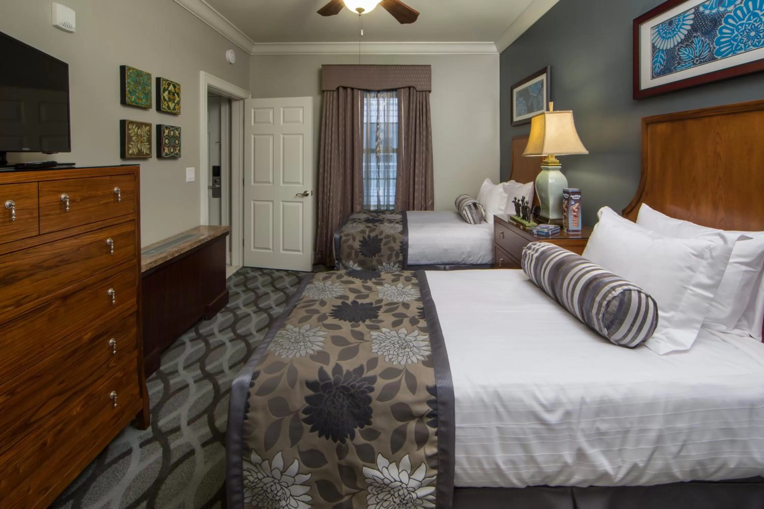 Photo of the whole room, Bed in Holiday Inn Club Vacations Williamsburg Resort