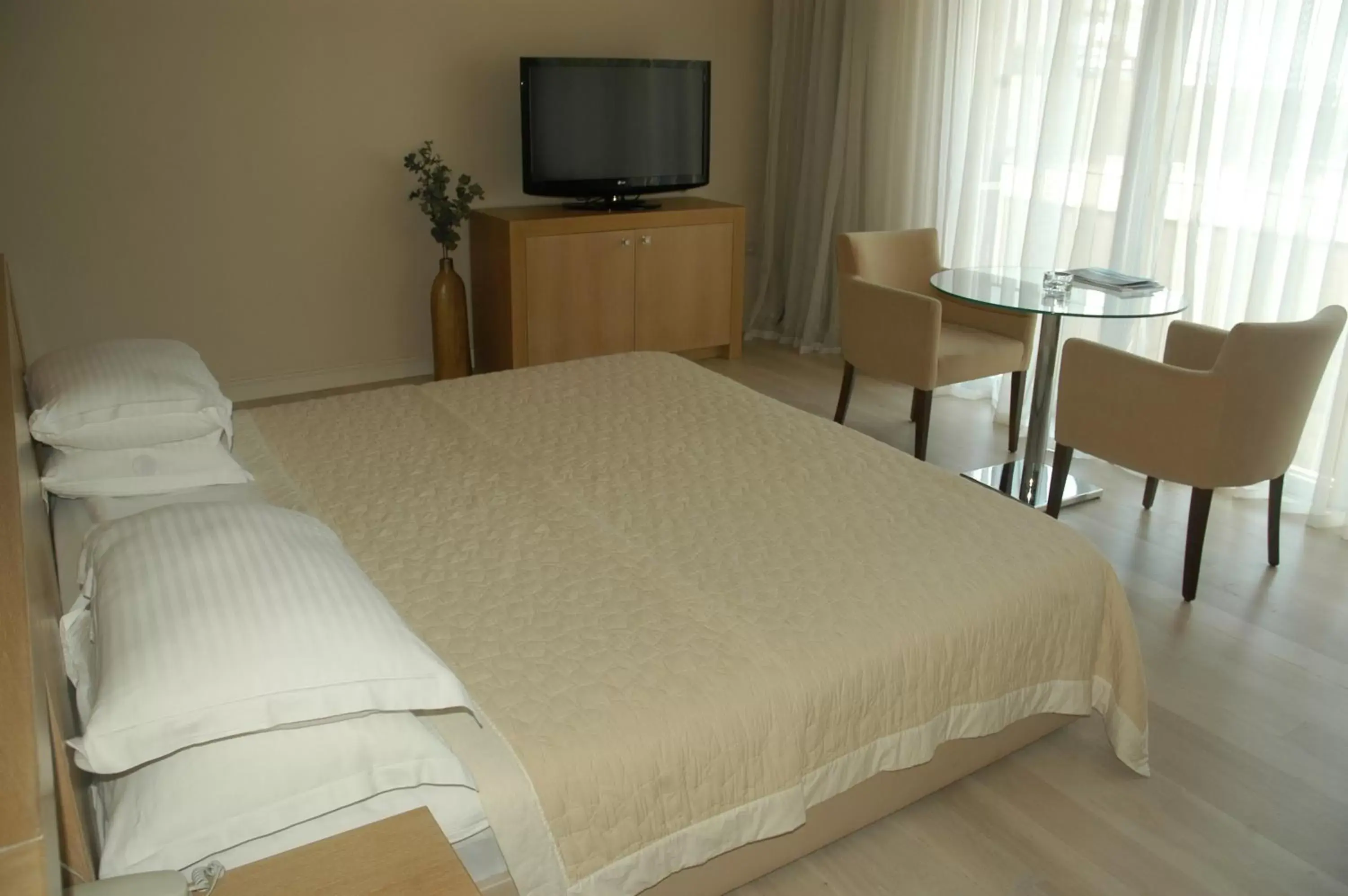 Photo of the whole room, Bed in Lvzz Hotel