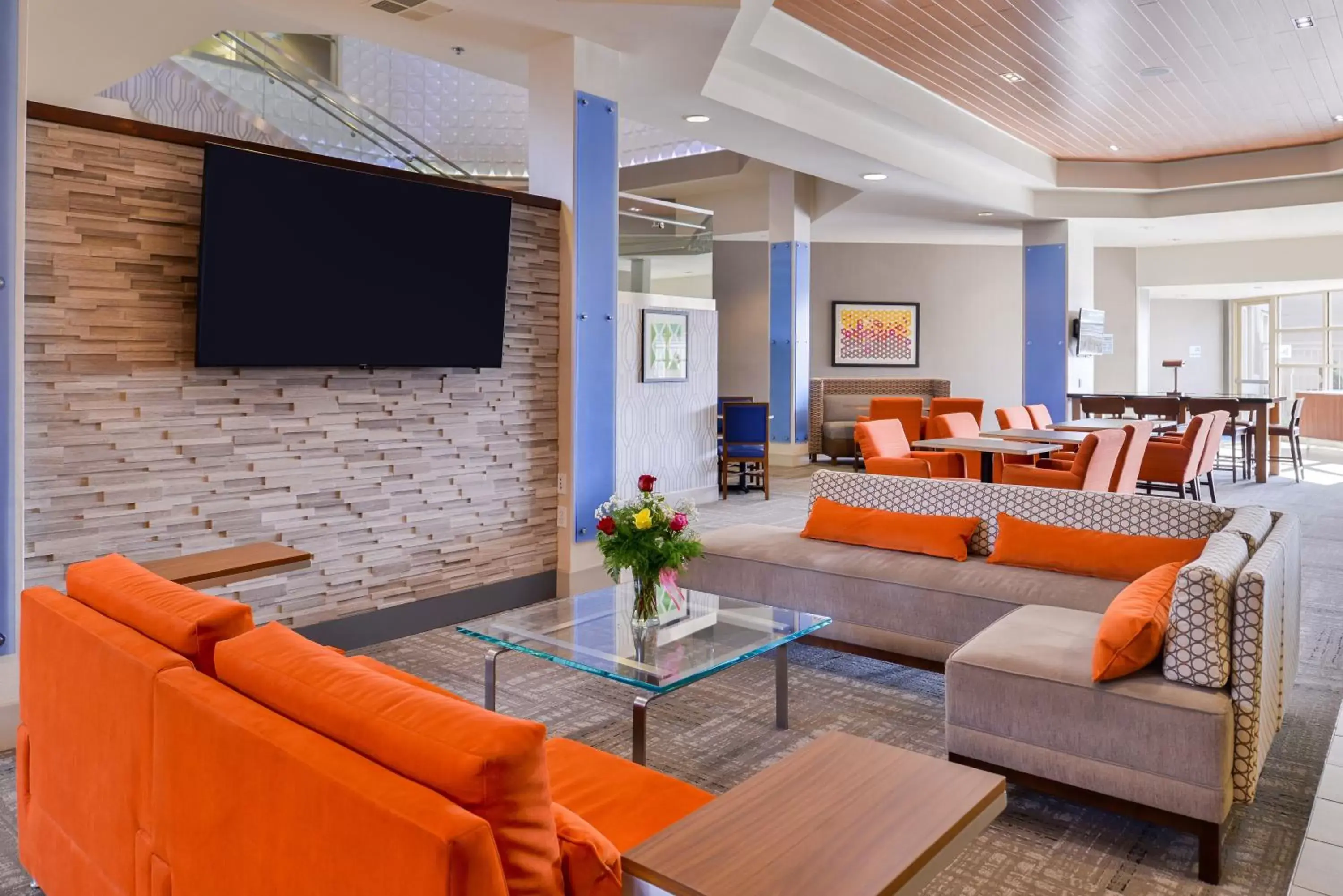 Lobby or reception, Seating Area in HOLIDAY INN EXPRESS & SUITES ELK GROVE CENTRAL - HWY 99, an IHG Hotel