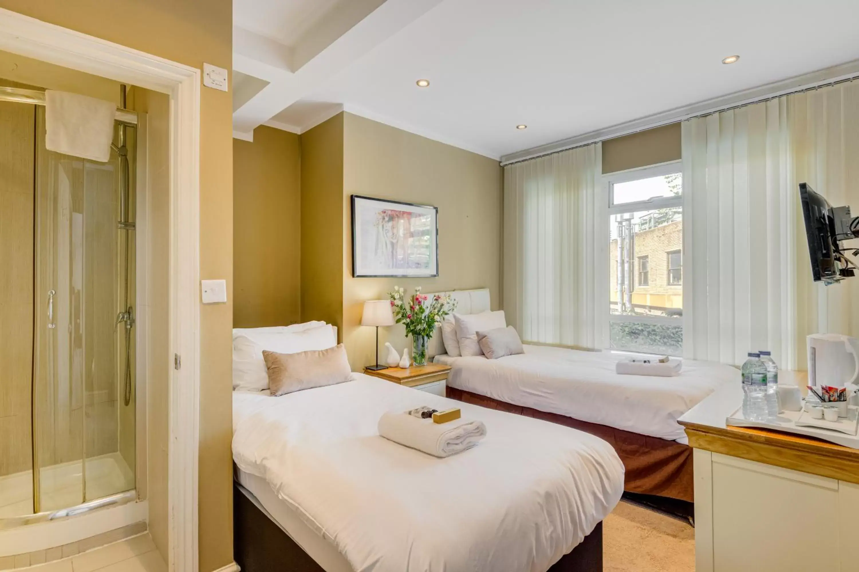 Bed in 1 Lexham Gardens Hotel