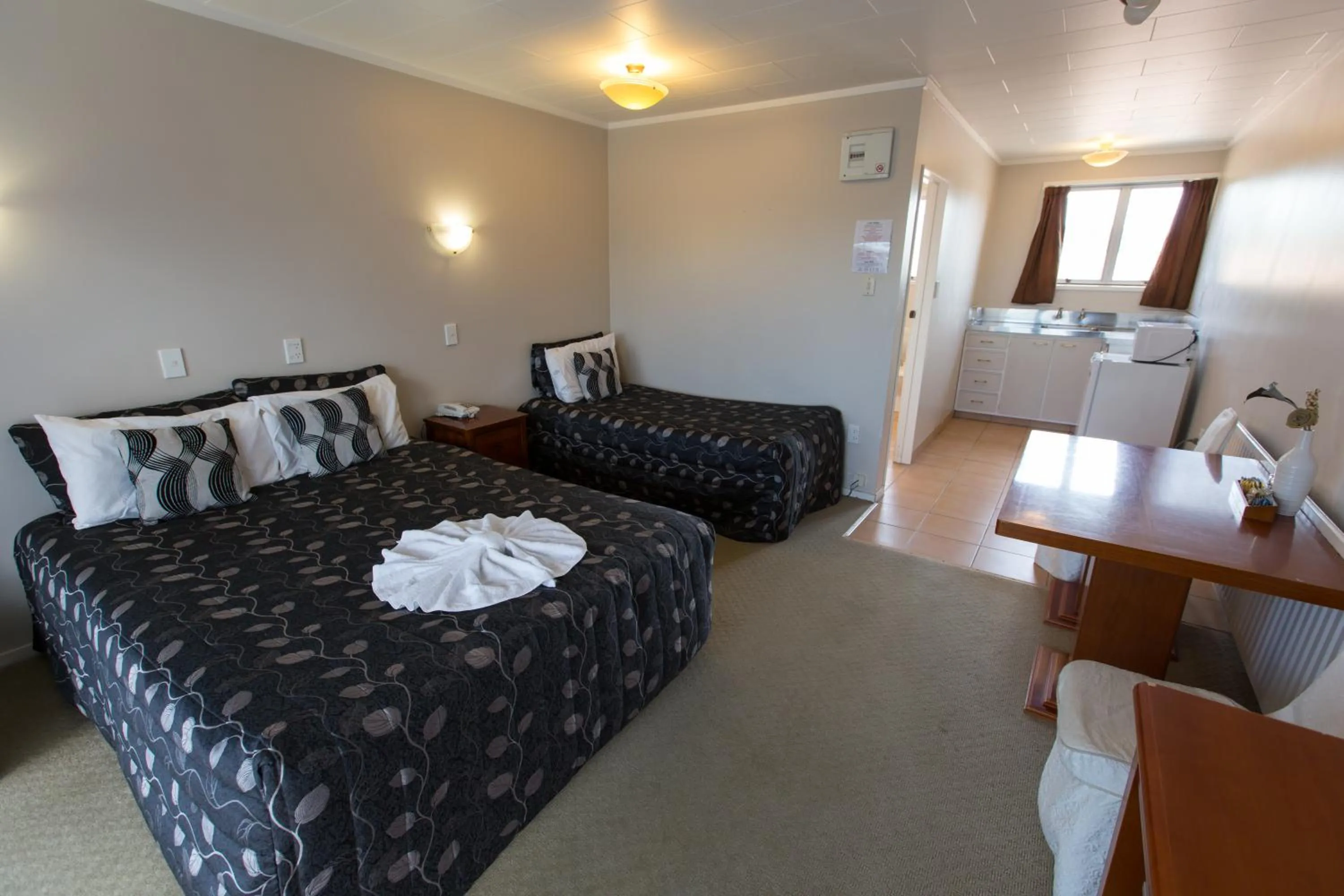 Bed in Gateway International Motel