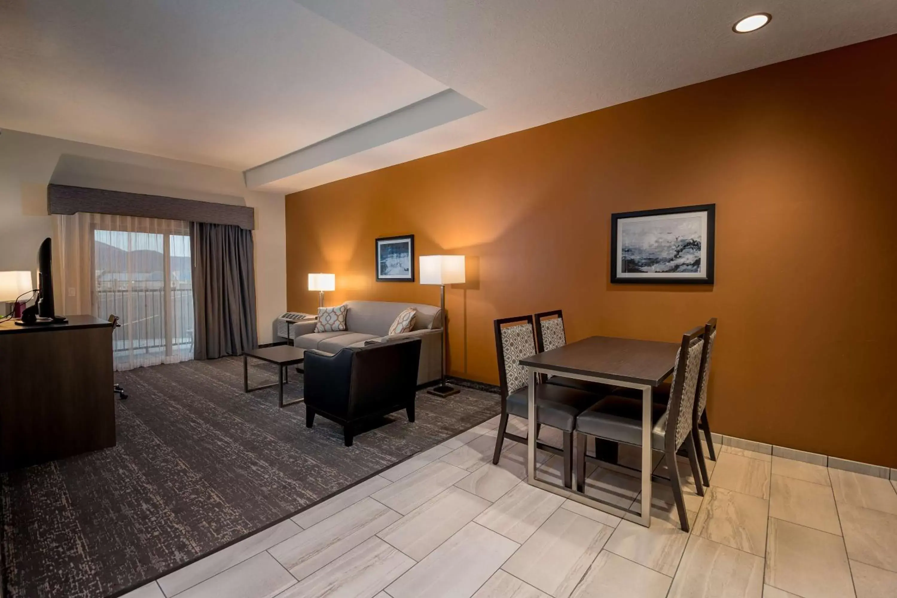 Photo of the whole room, Seating Area in Best Western Plus Heber Valley Hotel