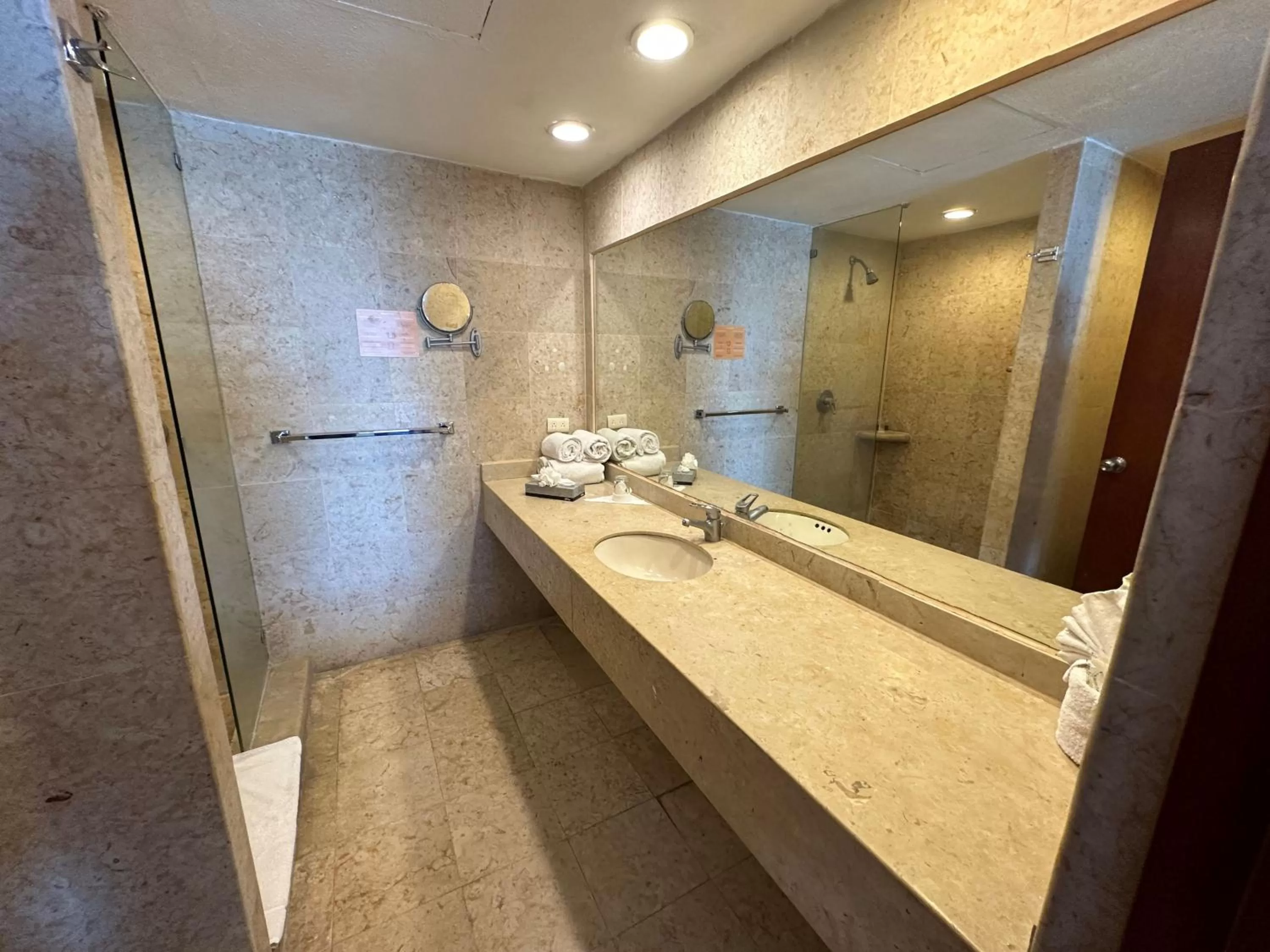 Shower in Hotel Quijote Inn