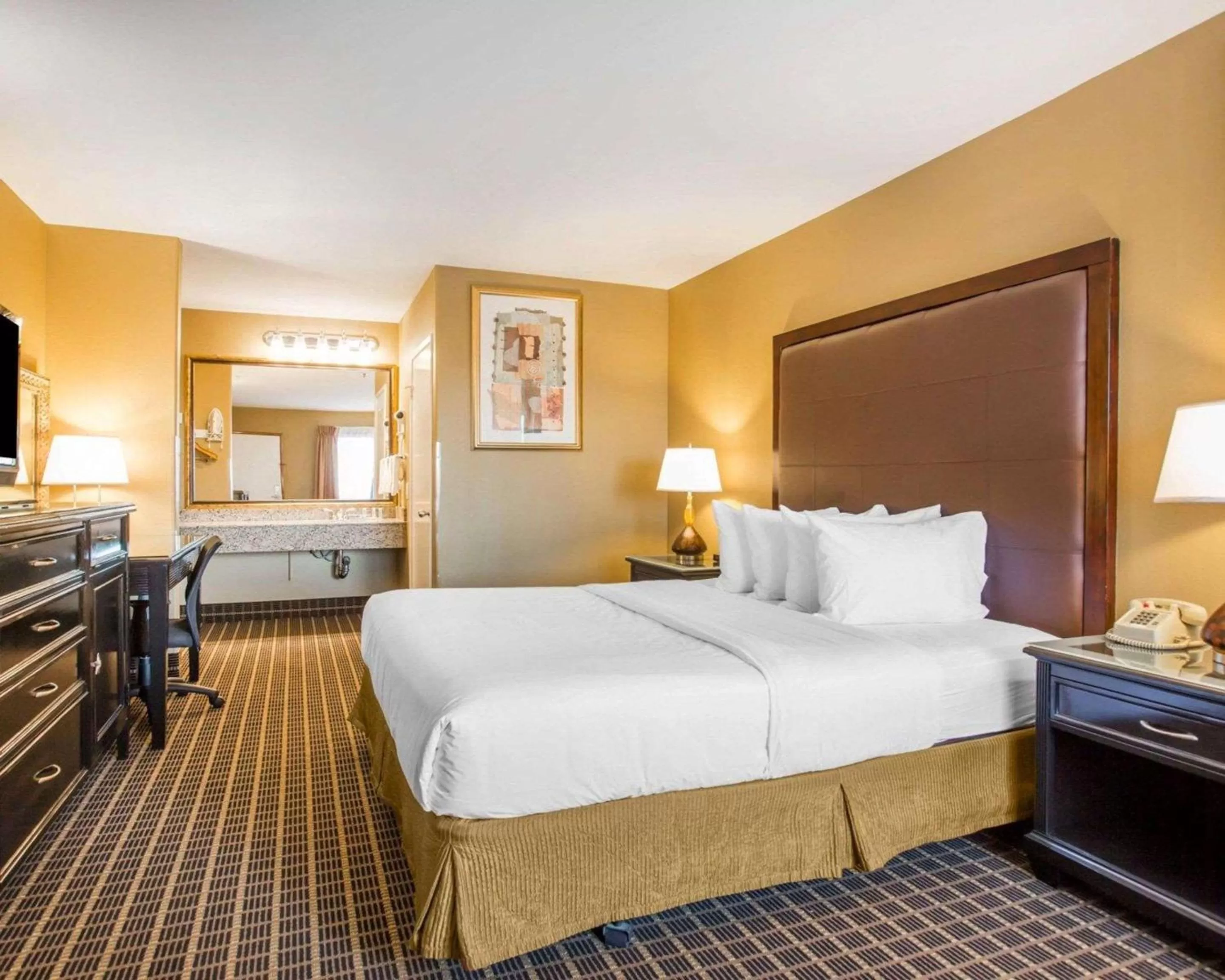 King Room with Hot Tub - Smoking in Quality Inn & Suites Westminster Seal Beach