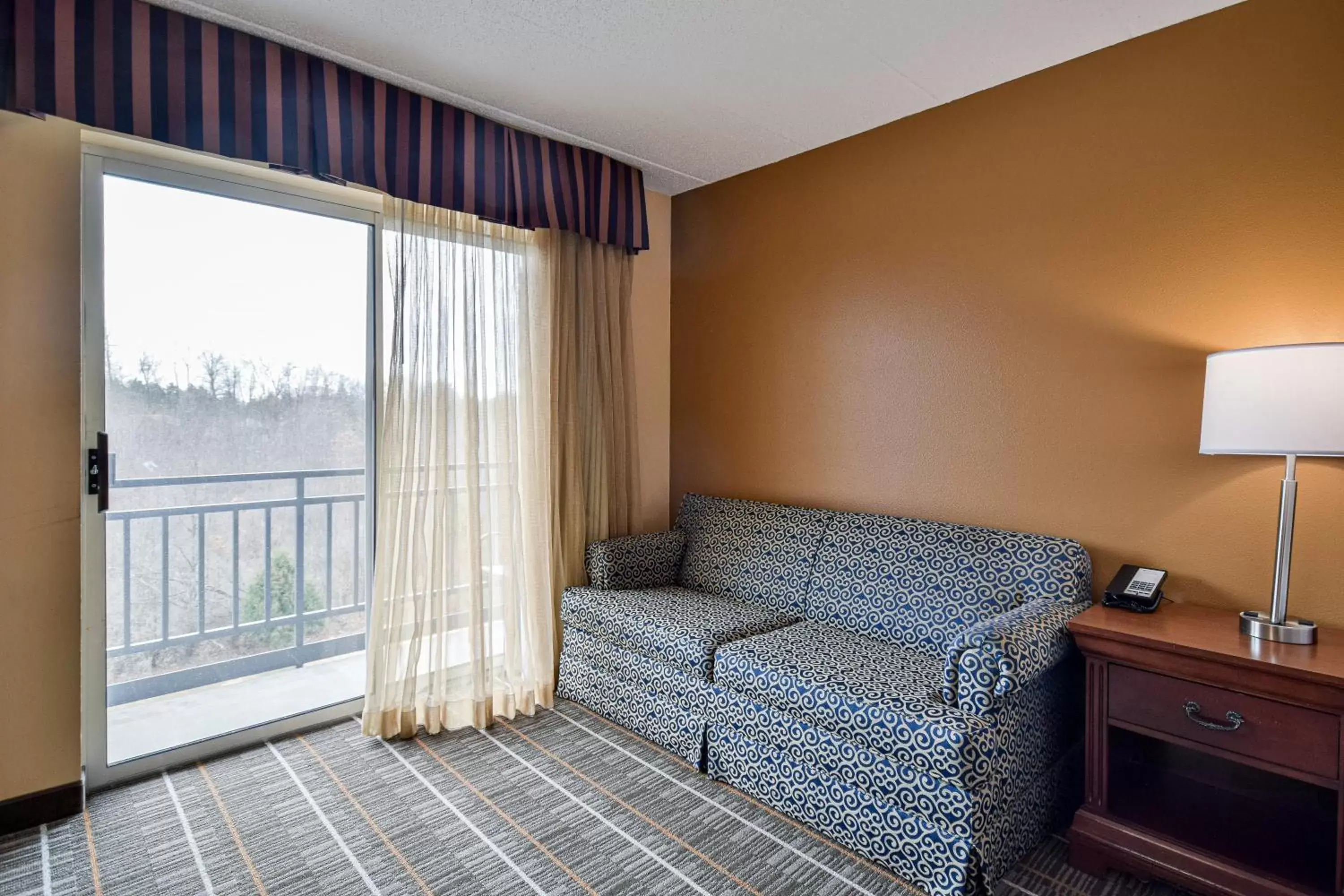 Seating area, Bed in Best Western Resort Hotel & Conference Center Portage