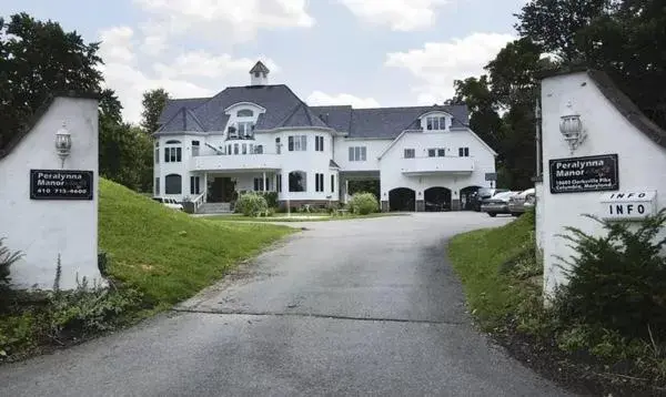 Property Building in The Columbia Inn at Peralynna