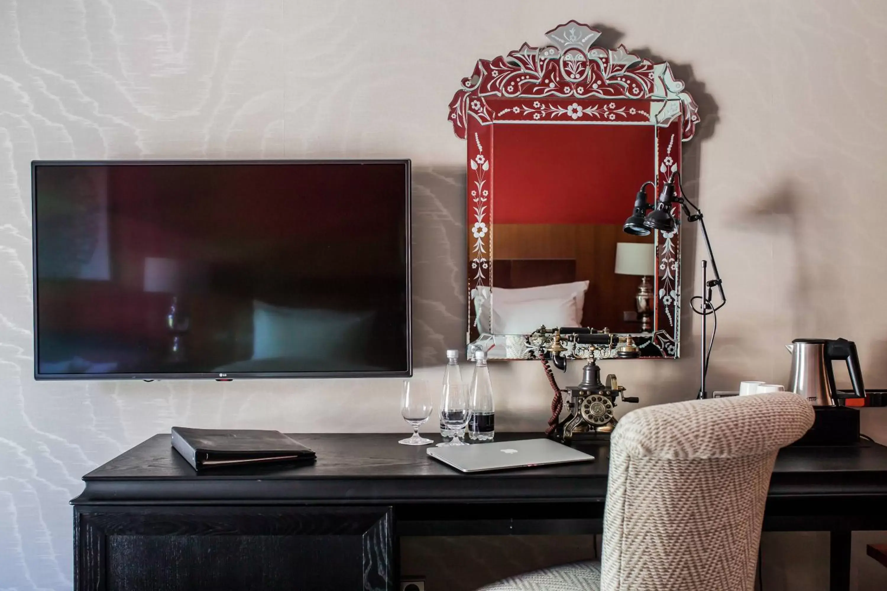 Photo of the whole room, TV/Entertainment Center in Hotel Telegraaf, Autograph Collection