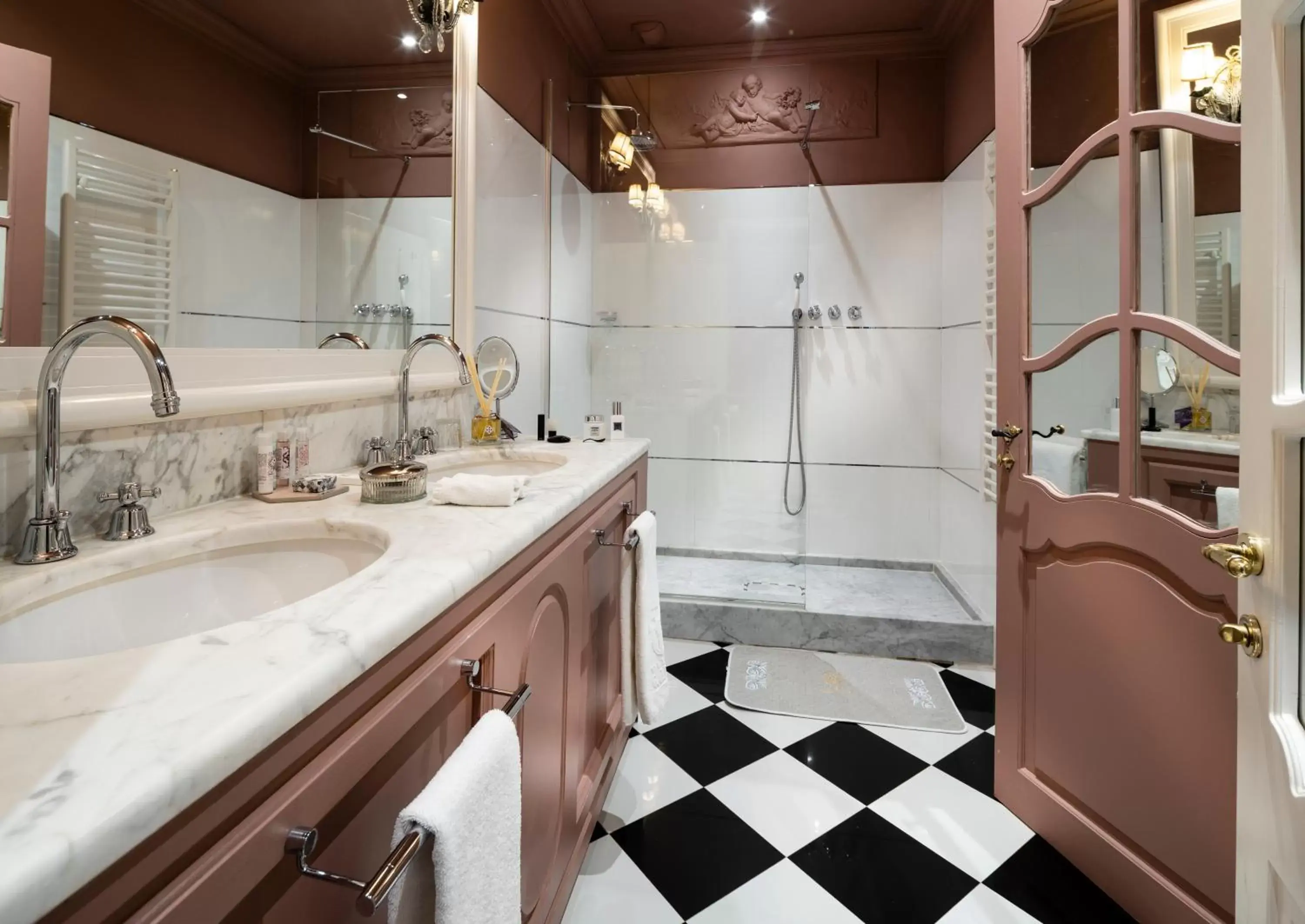 Shower, Bathroom in Villa Gallici Hôtel & Spa