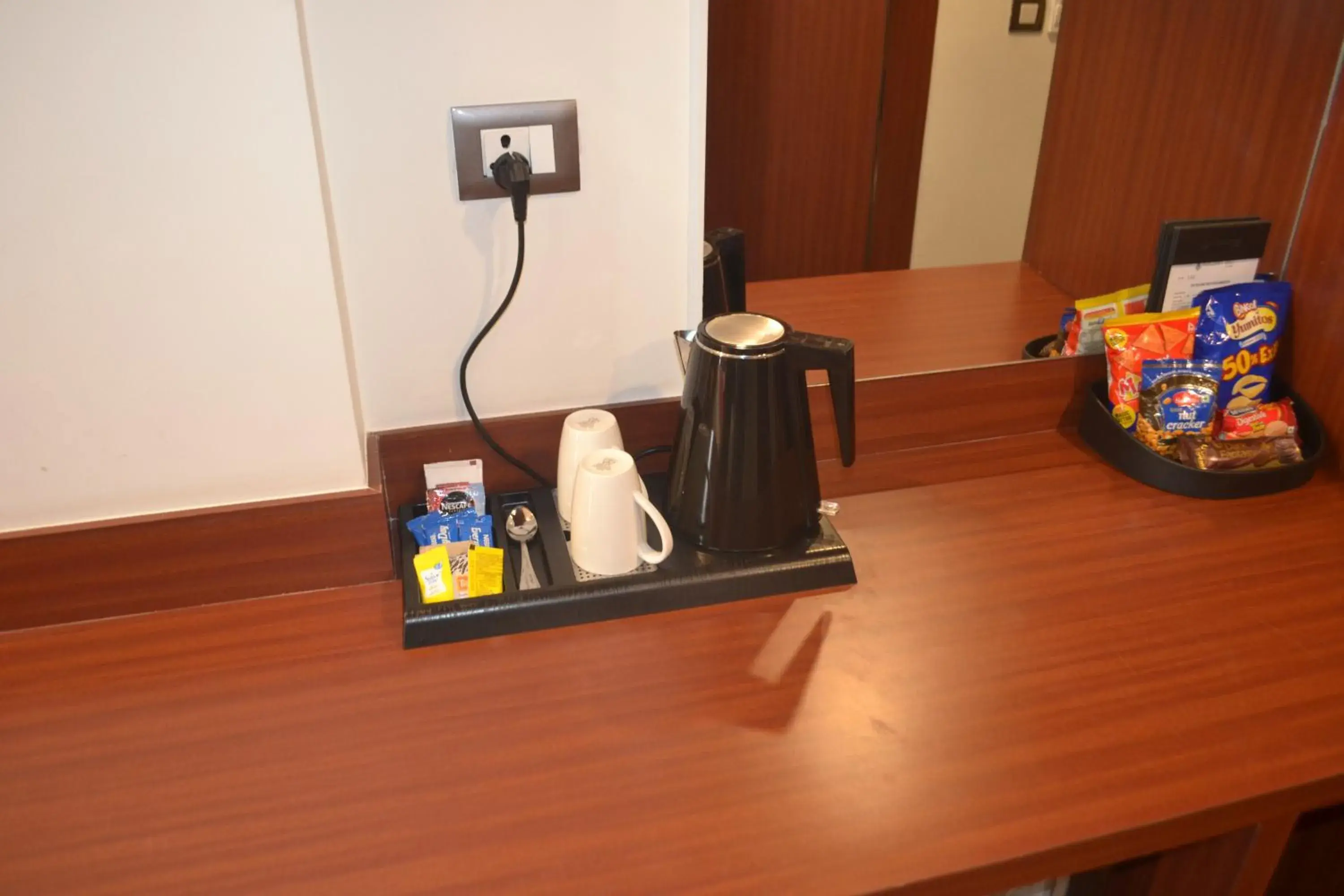 Coffee/tea facilities, TV/Entertainment Center in Hotel Ascent Biz