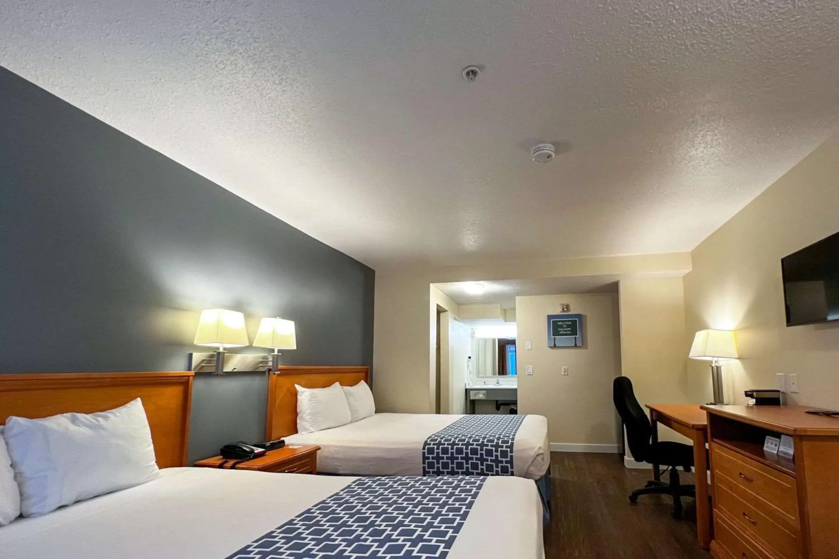 Bedroom in Econo Lodge Inn & Suites University
