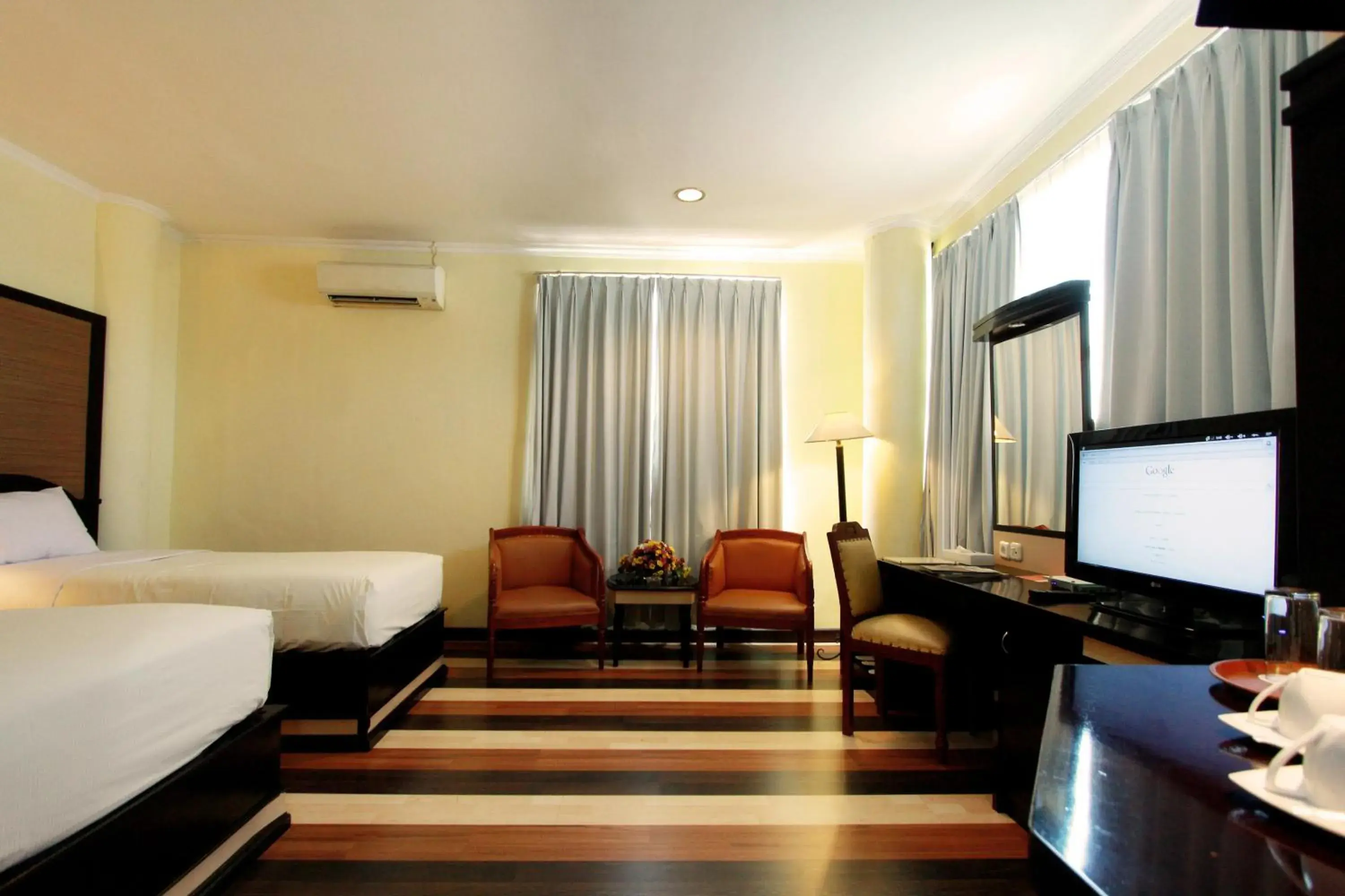 Bed, TV/Entertainment Center in Pandanaran Hotel