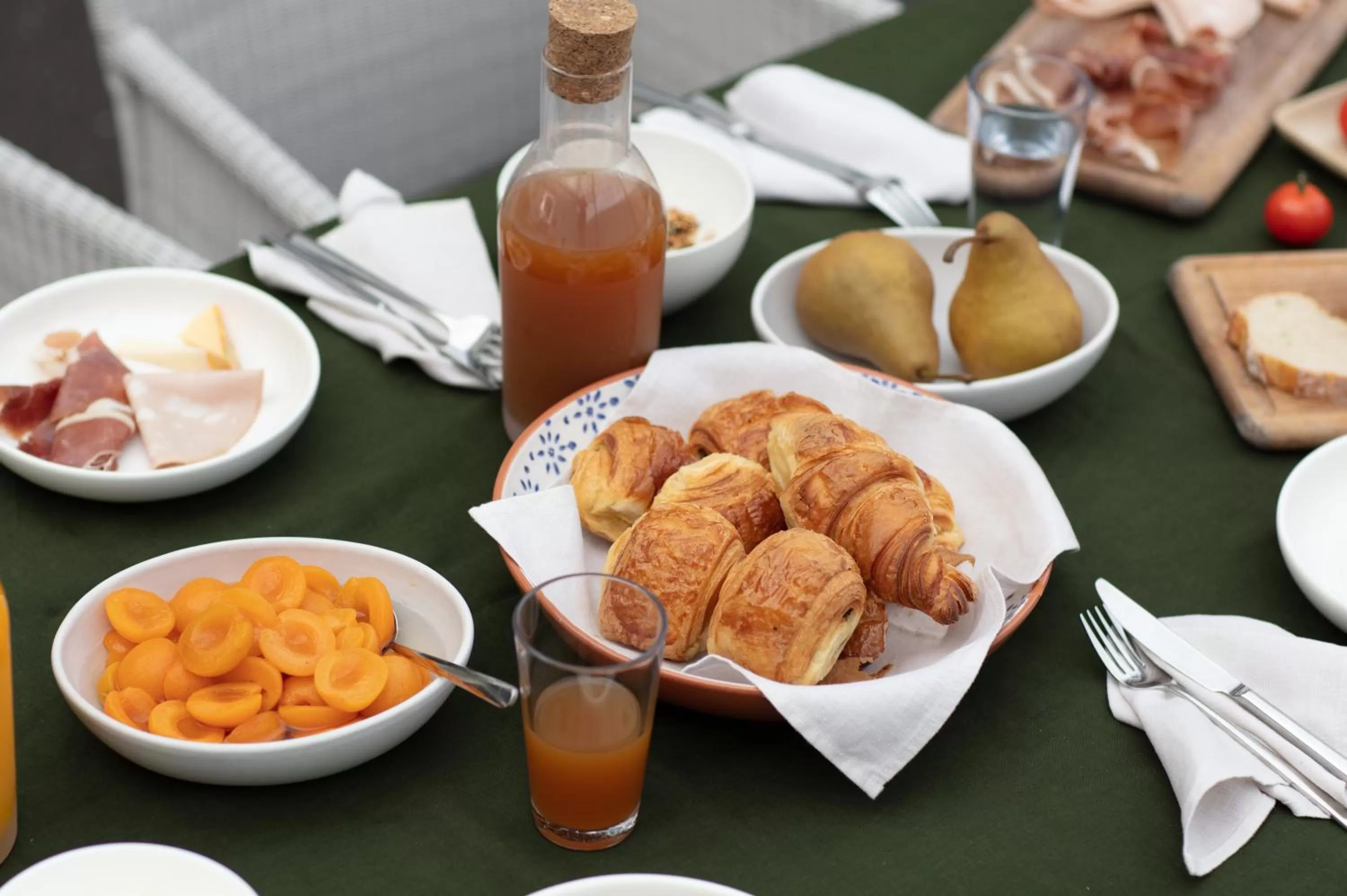 Restaurant/places to eat in Hotel Montreal