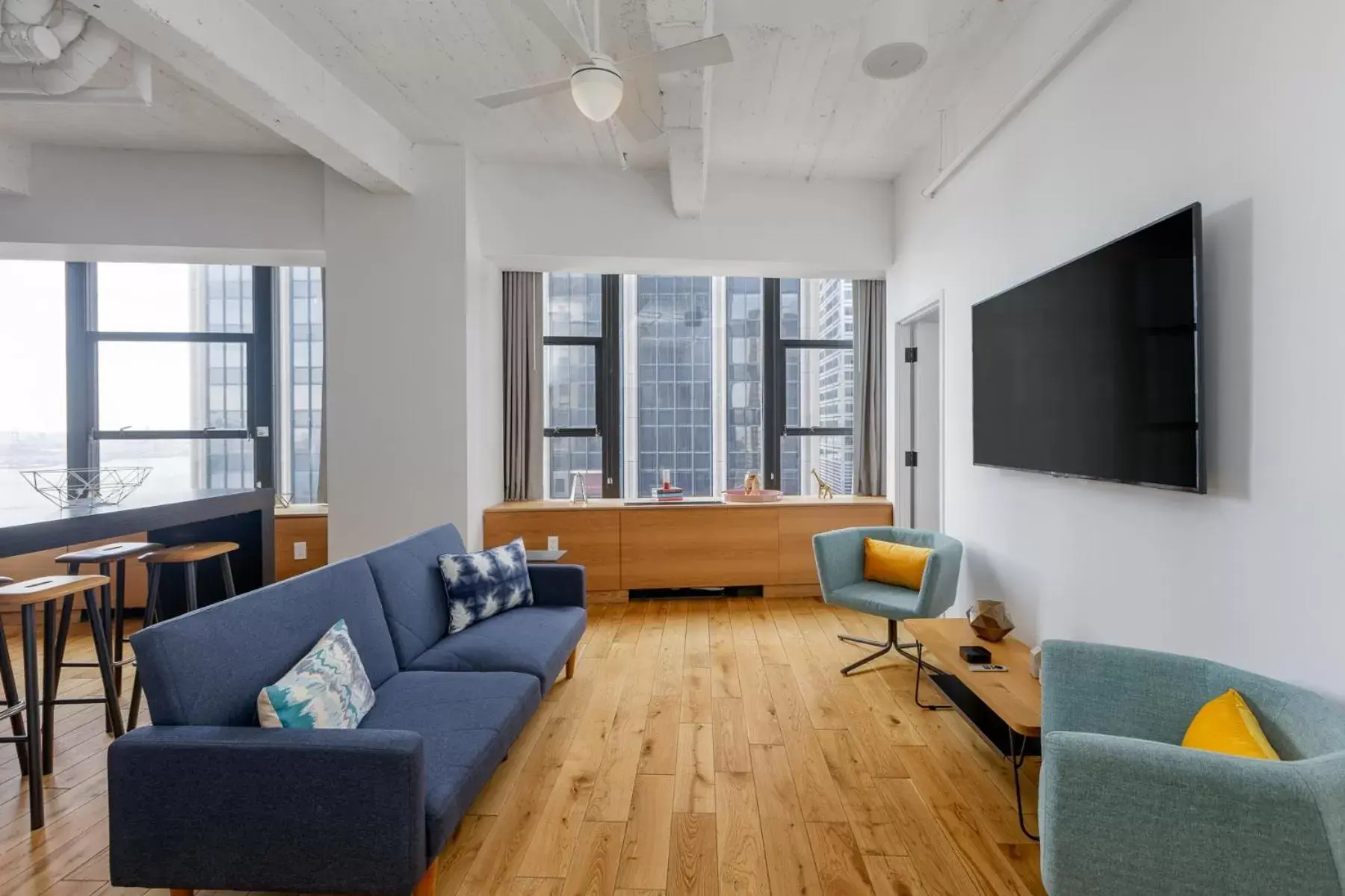 Living room, Seating Area in Placemakr Wall Street
