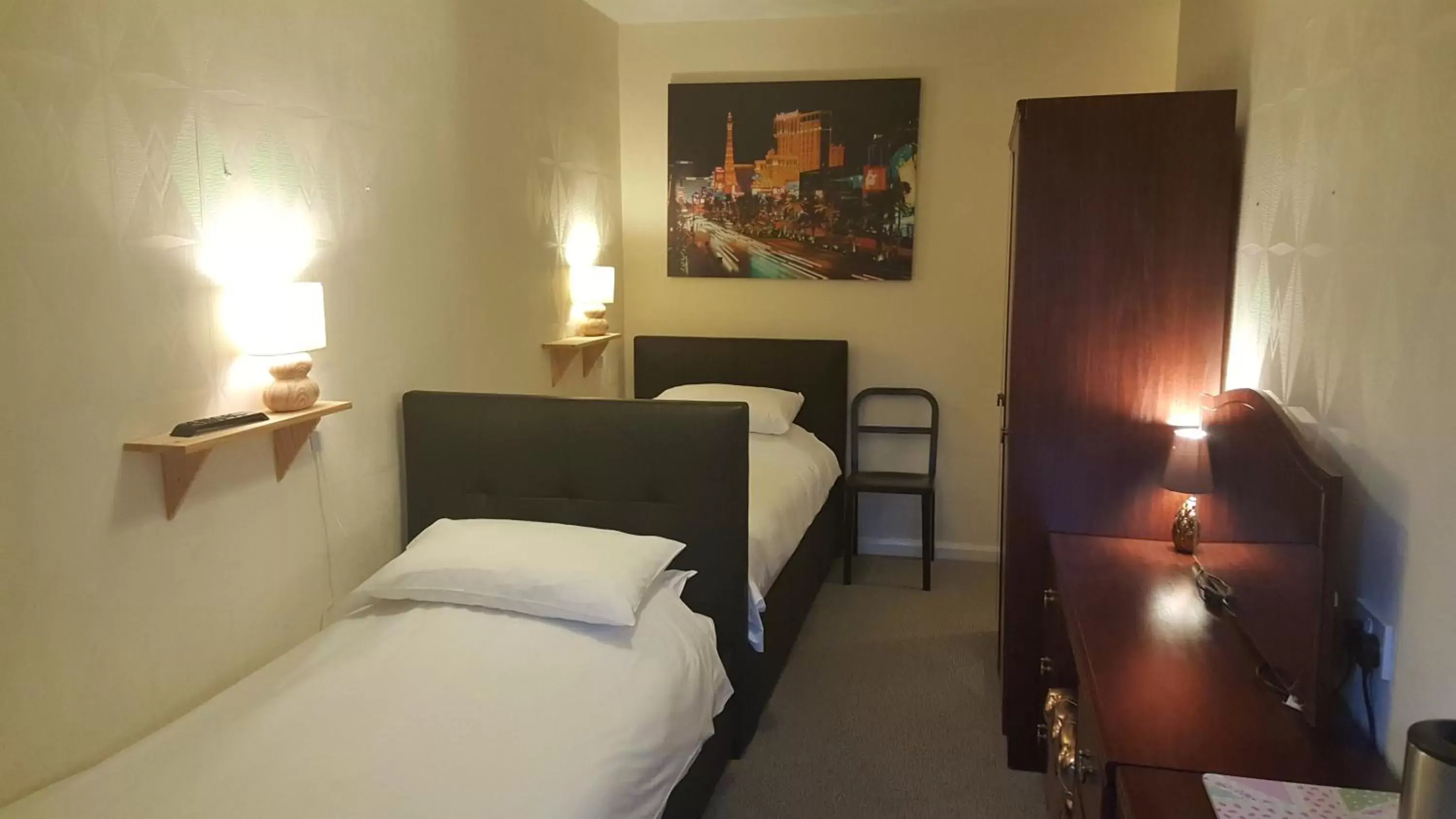 Standard Twin Room in Maindee Guest House Standard Twin Room in Maindee Guest House