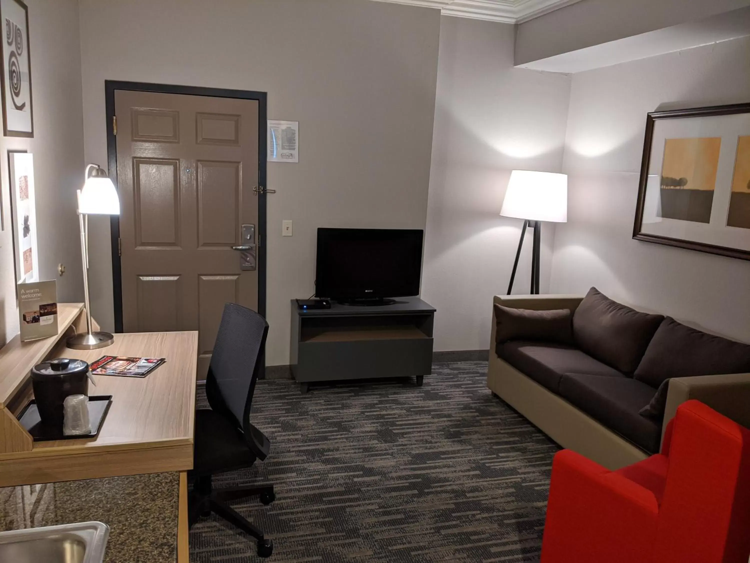 Living room, TV/Entertainment Center in Country Inn & Suites by Radisson, Nashville, TN