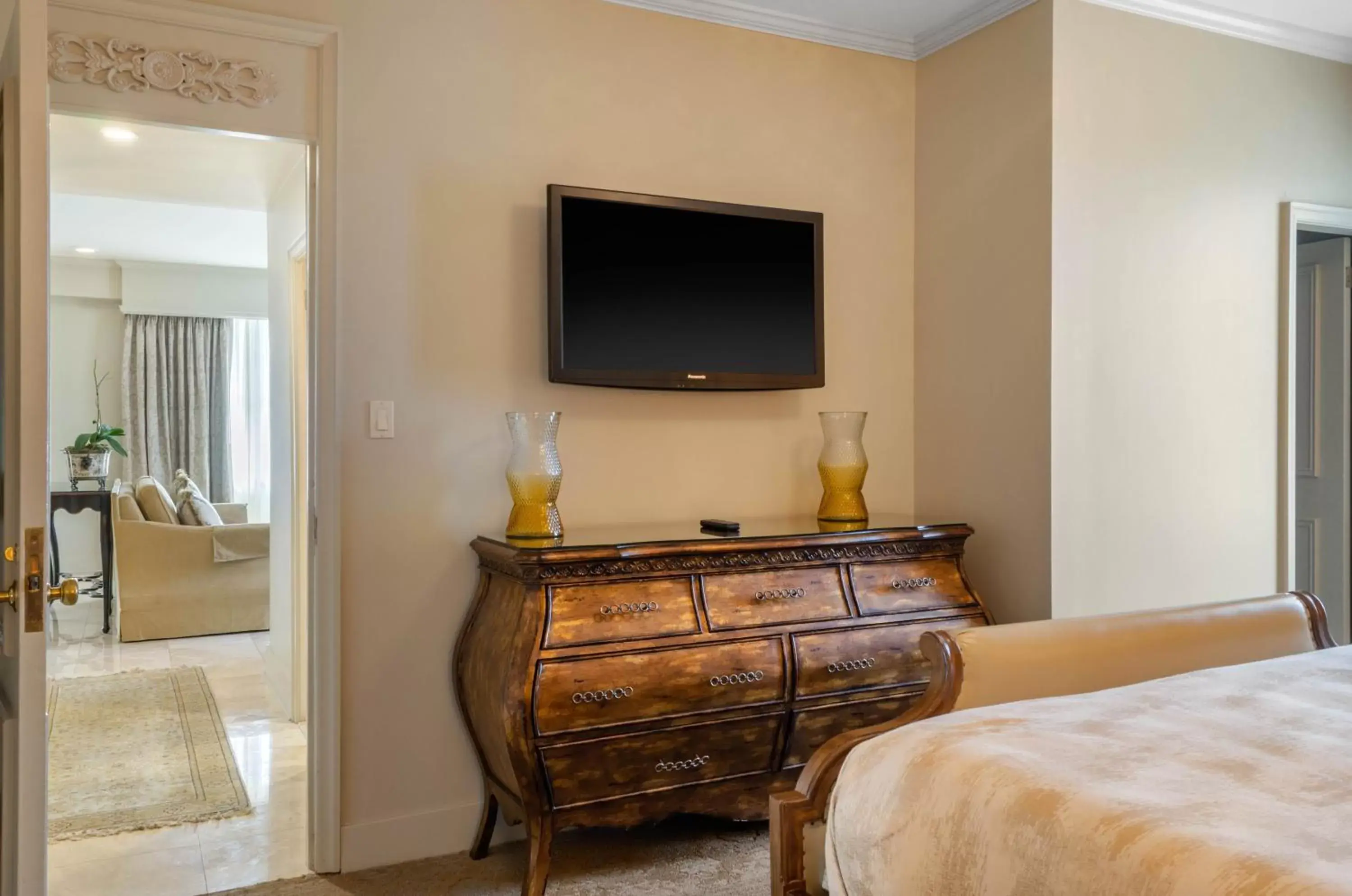 Bedroom, TV/Entertainment Center in Omni Royal Orleans Hotel