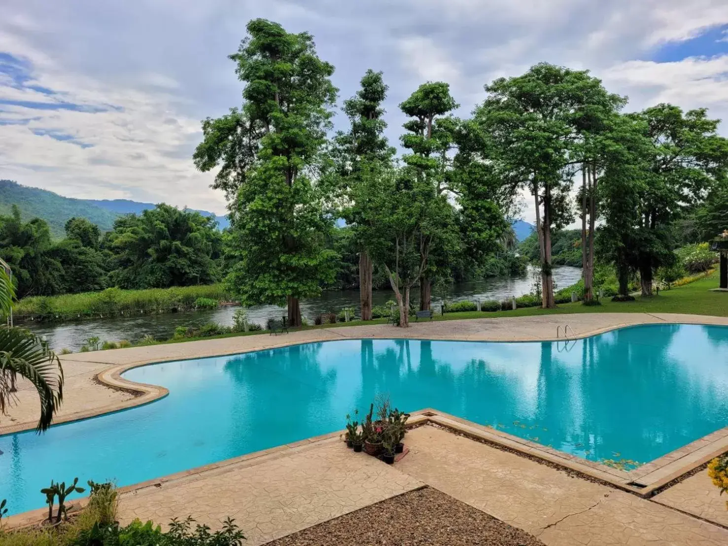 Swimming Pool in Aekpailin River Kwai Resort