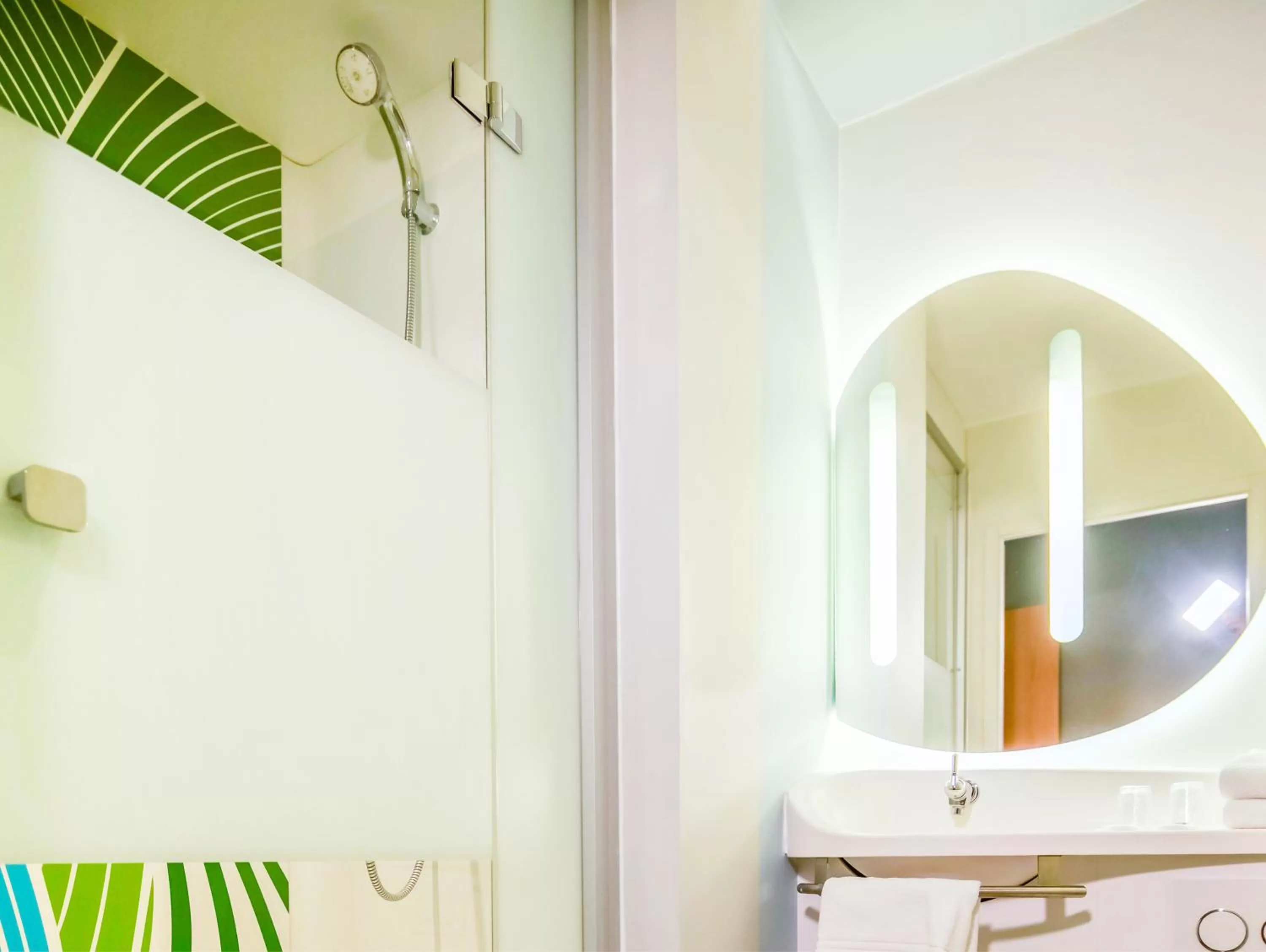 Shower in Ibis Budget Porte de Camargue