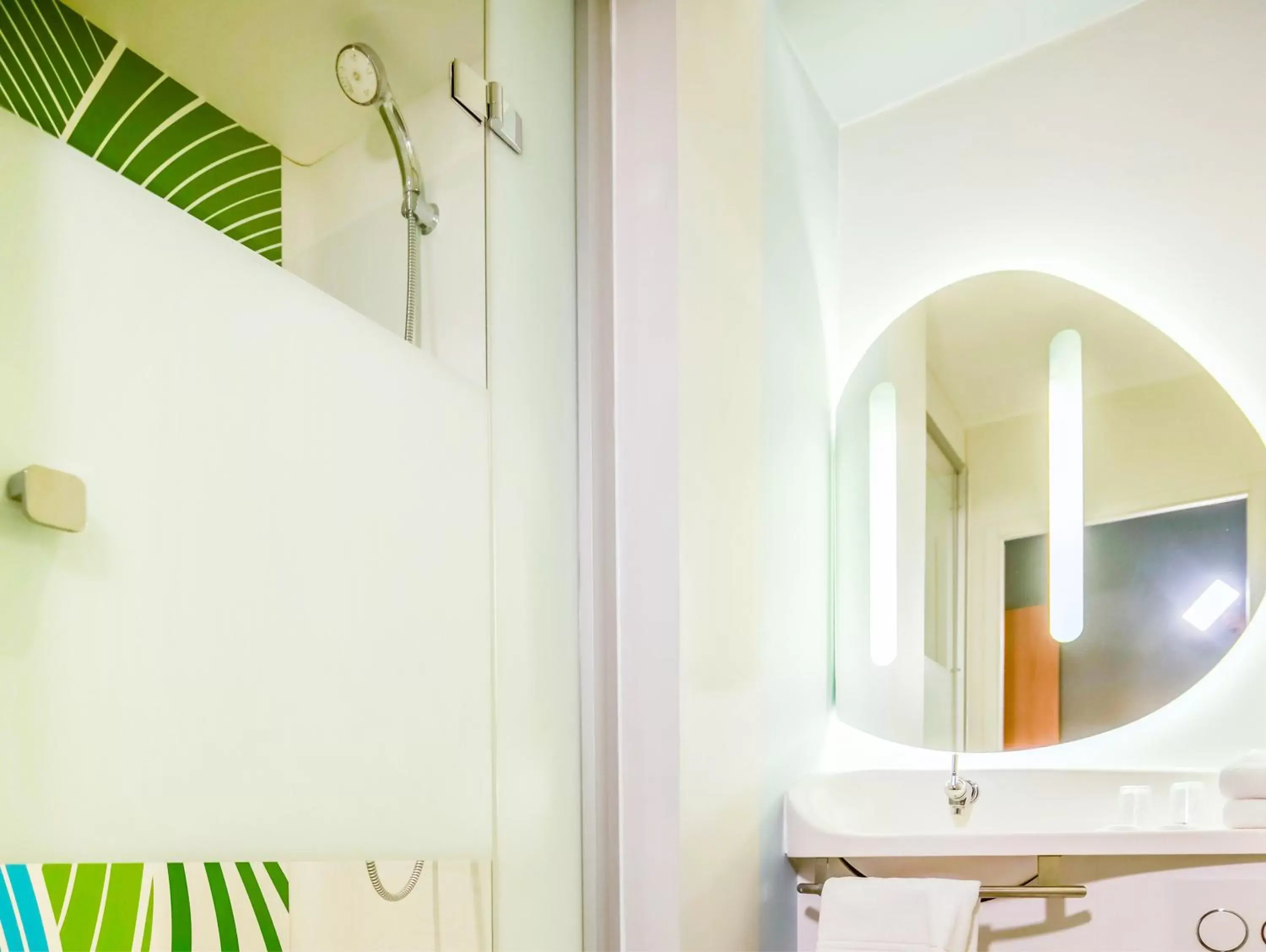 Shower, Bathroom in Ibis Budget Porte de Camargue
