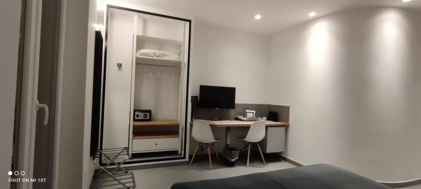 TV and multimedia in San Francesco Rooms and Apartment with Terrace in Palermo Locazione Turistica