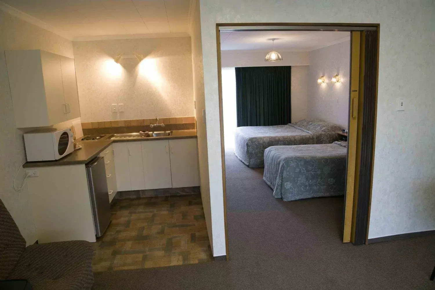 Bed, Kitchen/Kitchenette in Parklands Motel