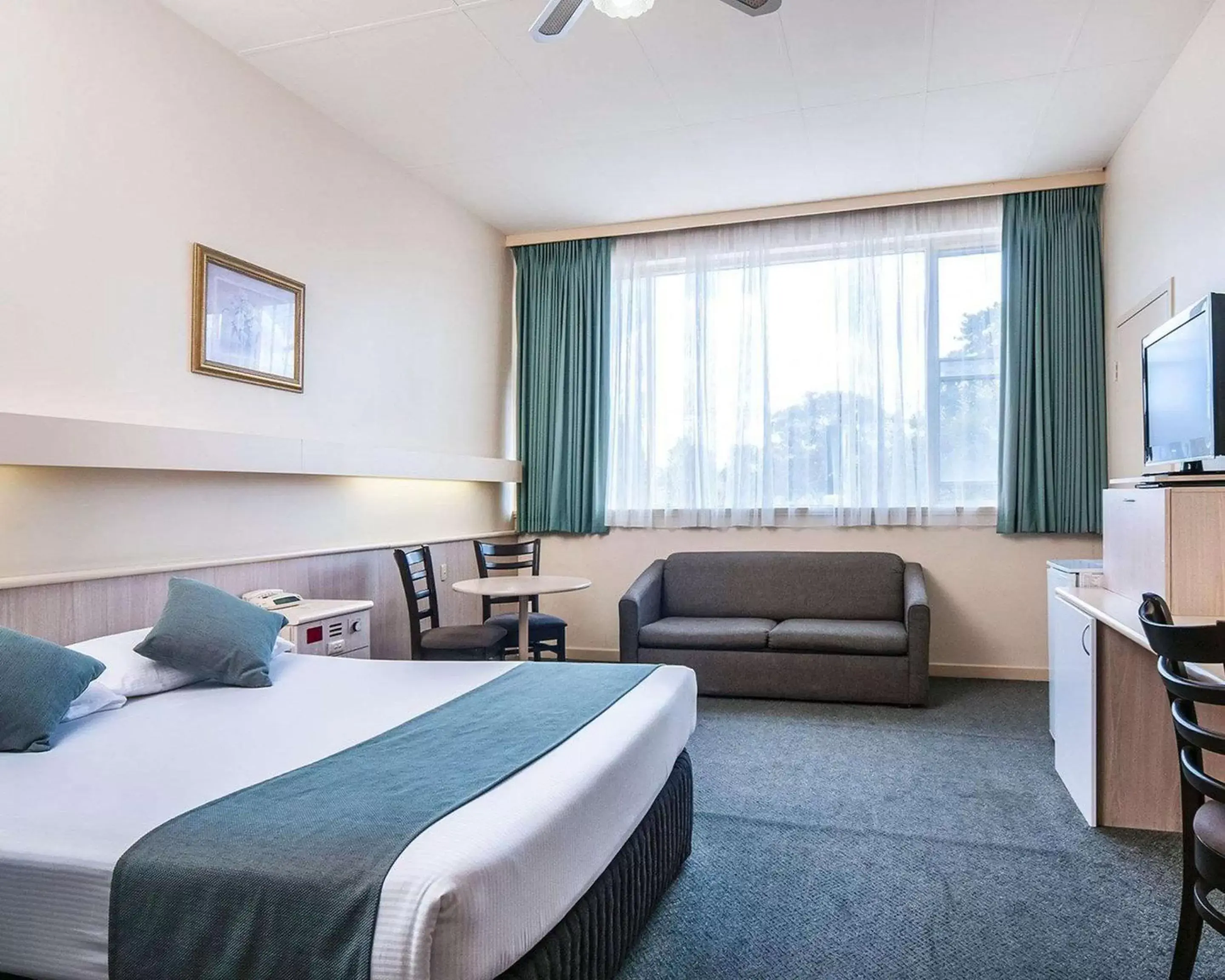 Photo of the whole room in Comfort Inn Regal Park, North Adelaide