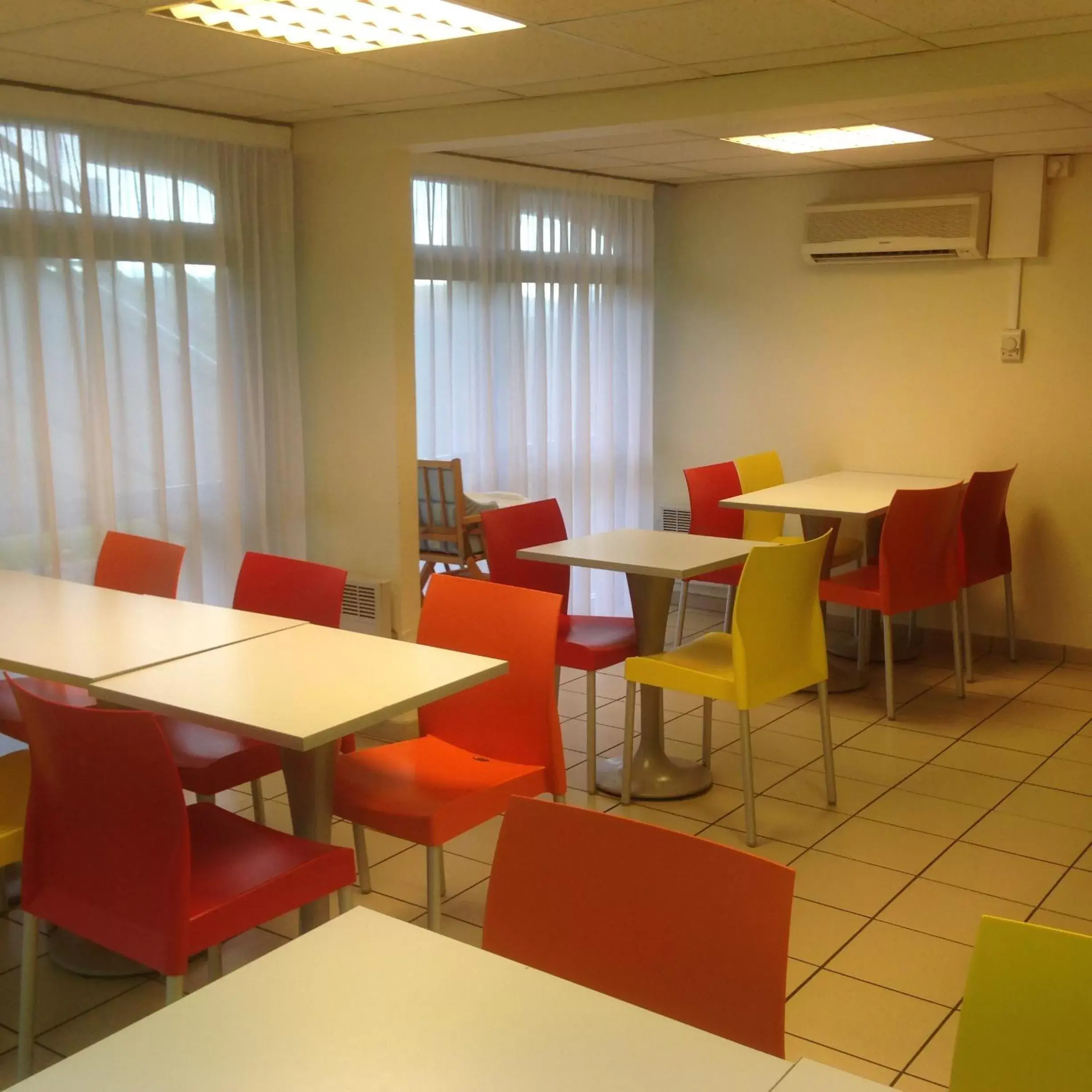 Communal lounge/ TV room, Restaurant/Places to Eat in Premiere Classe Niort Est La Creche