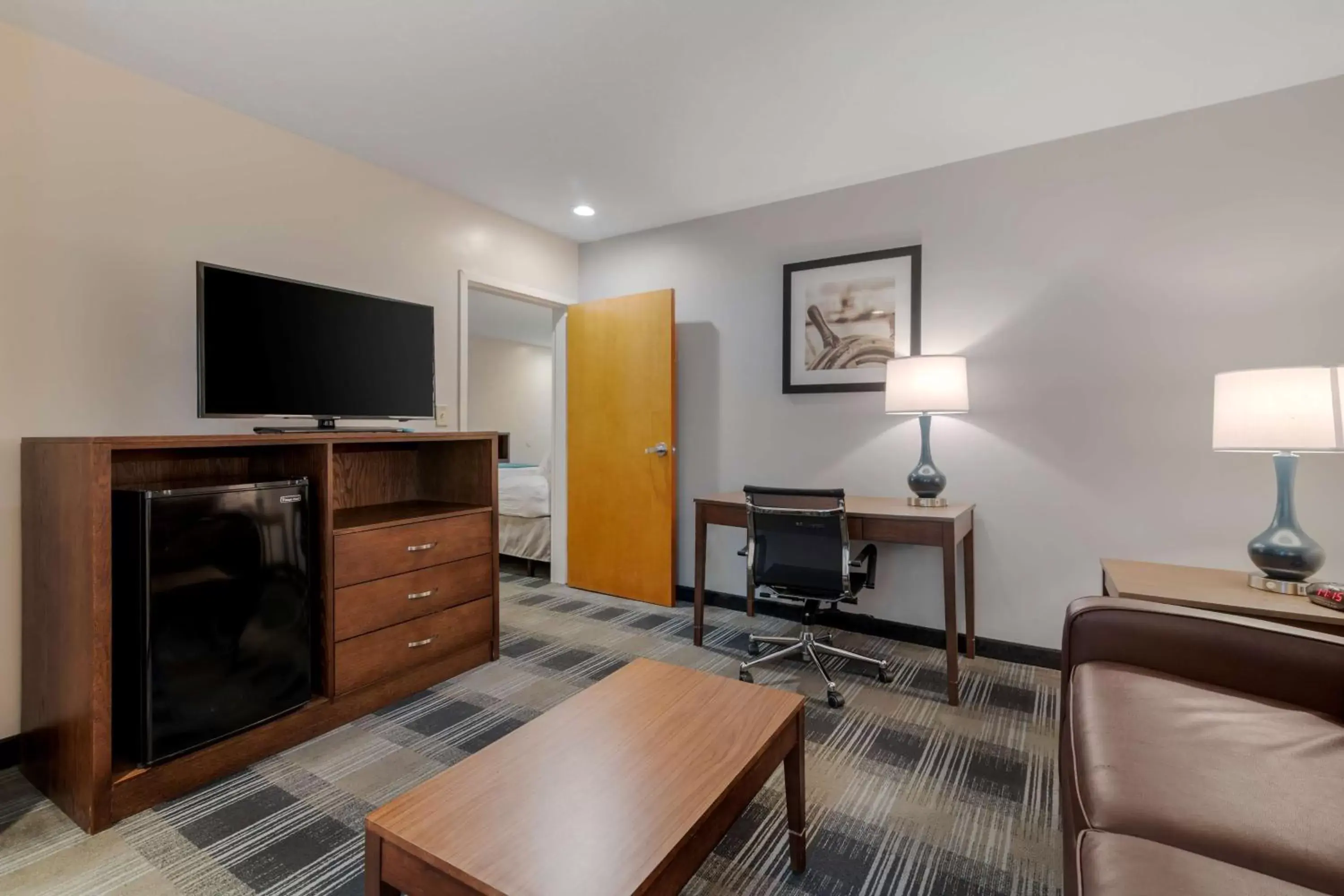 Bedroom, TV/Entertainment Center in Best Western Plus Cold Spring