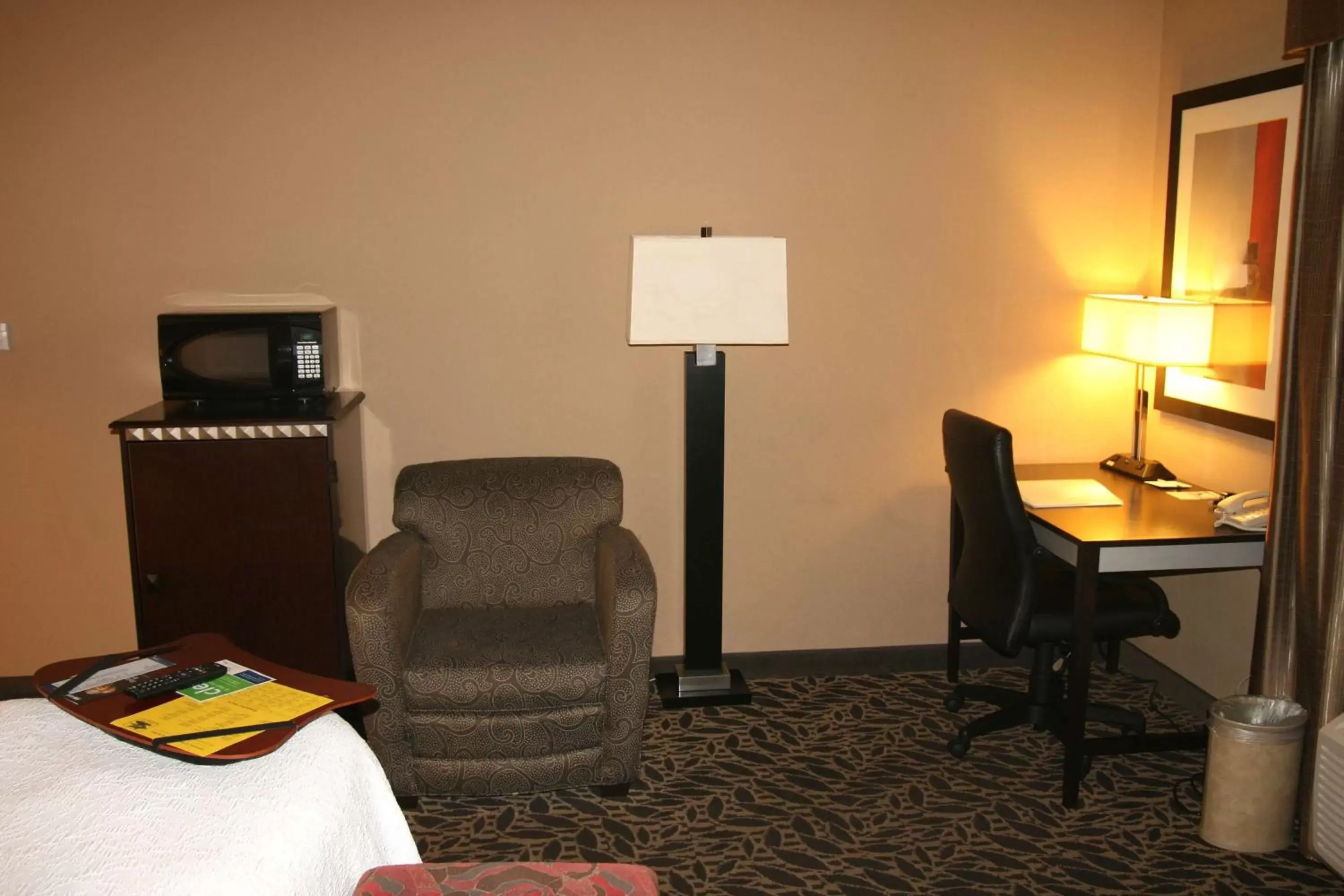 Photo of the whole room, TV/Entertainment Center in Hampton Inn & Suites Bay City