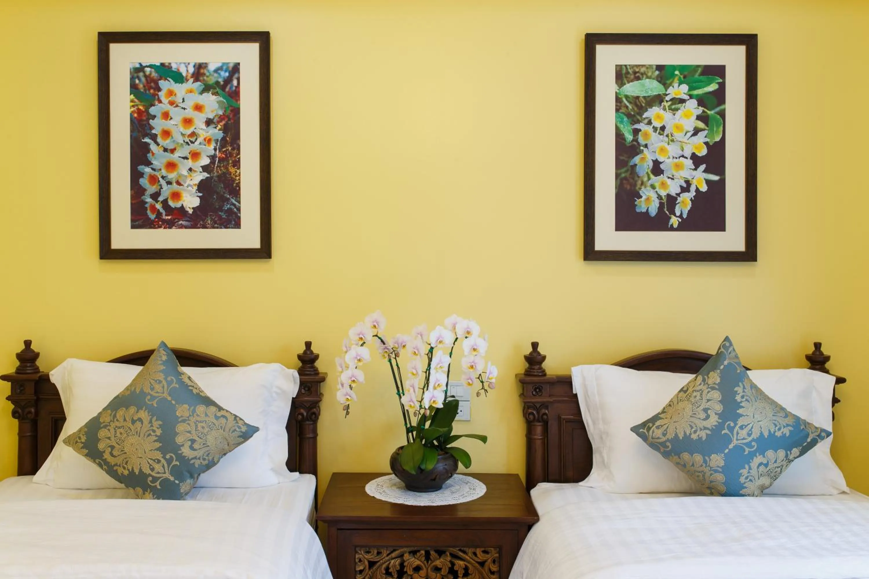 Other, Bed in The Velvet Orchid