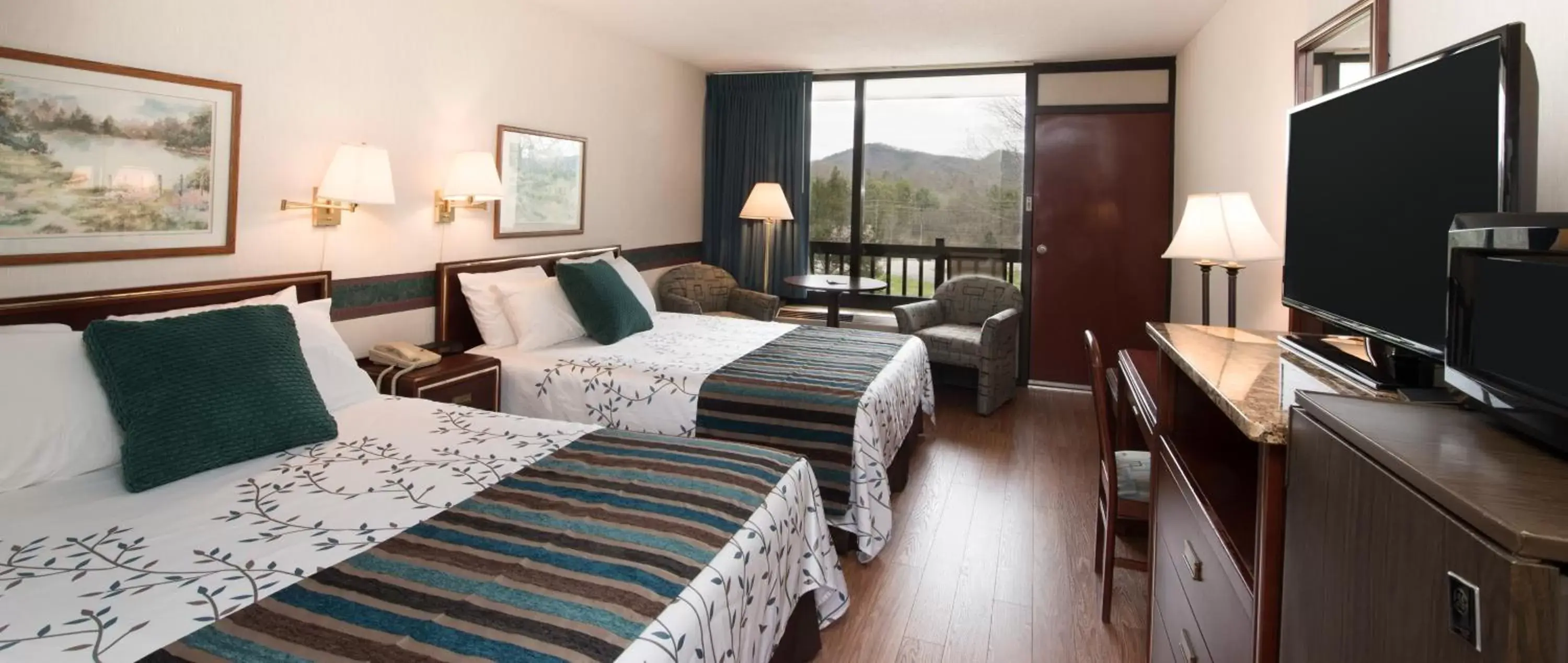 Mountain view, Bed in Highland Manor Inn Mountain view, Bed in Highland Manor Inn