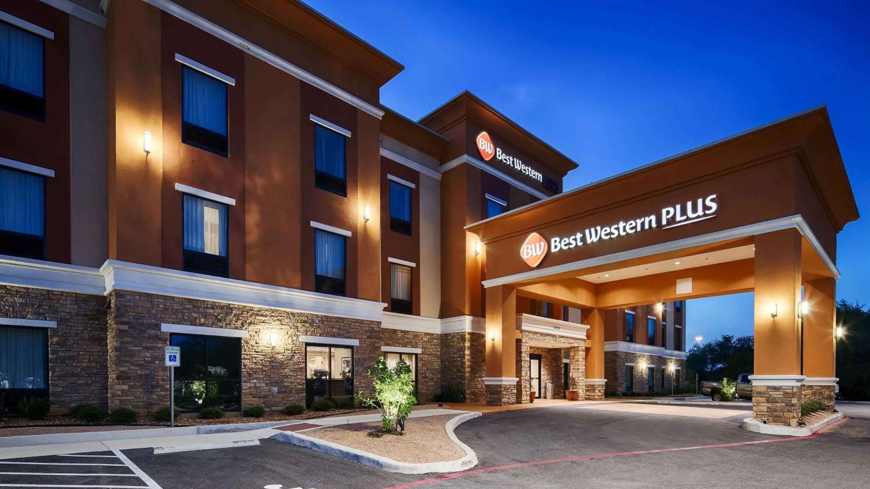 Property building in Best Western Plus Elmendorf Hotel San Antonio Hotel