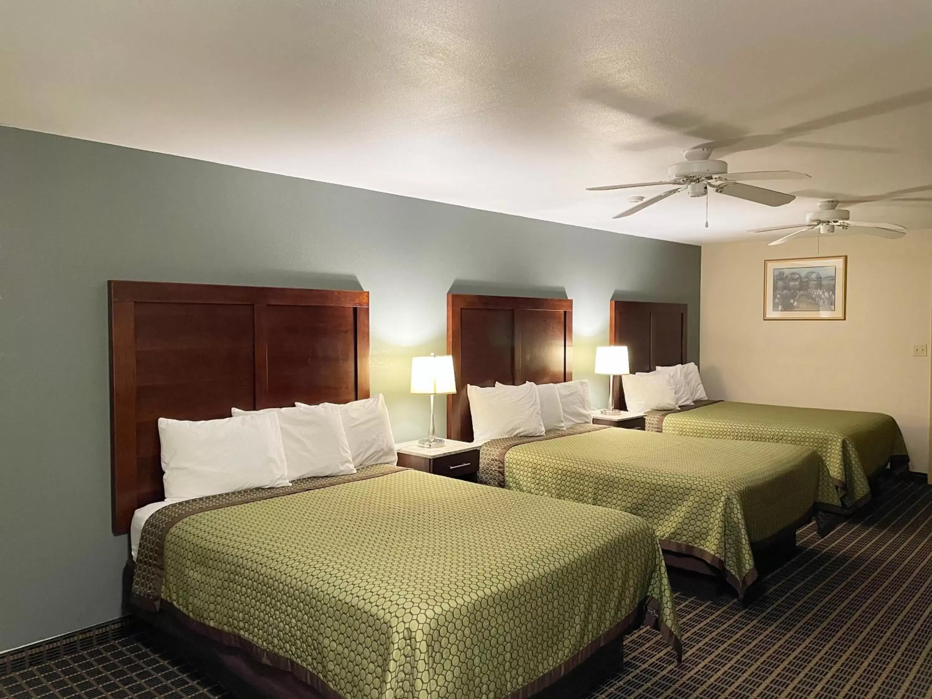 Bed in Great Western Inn & Suites