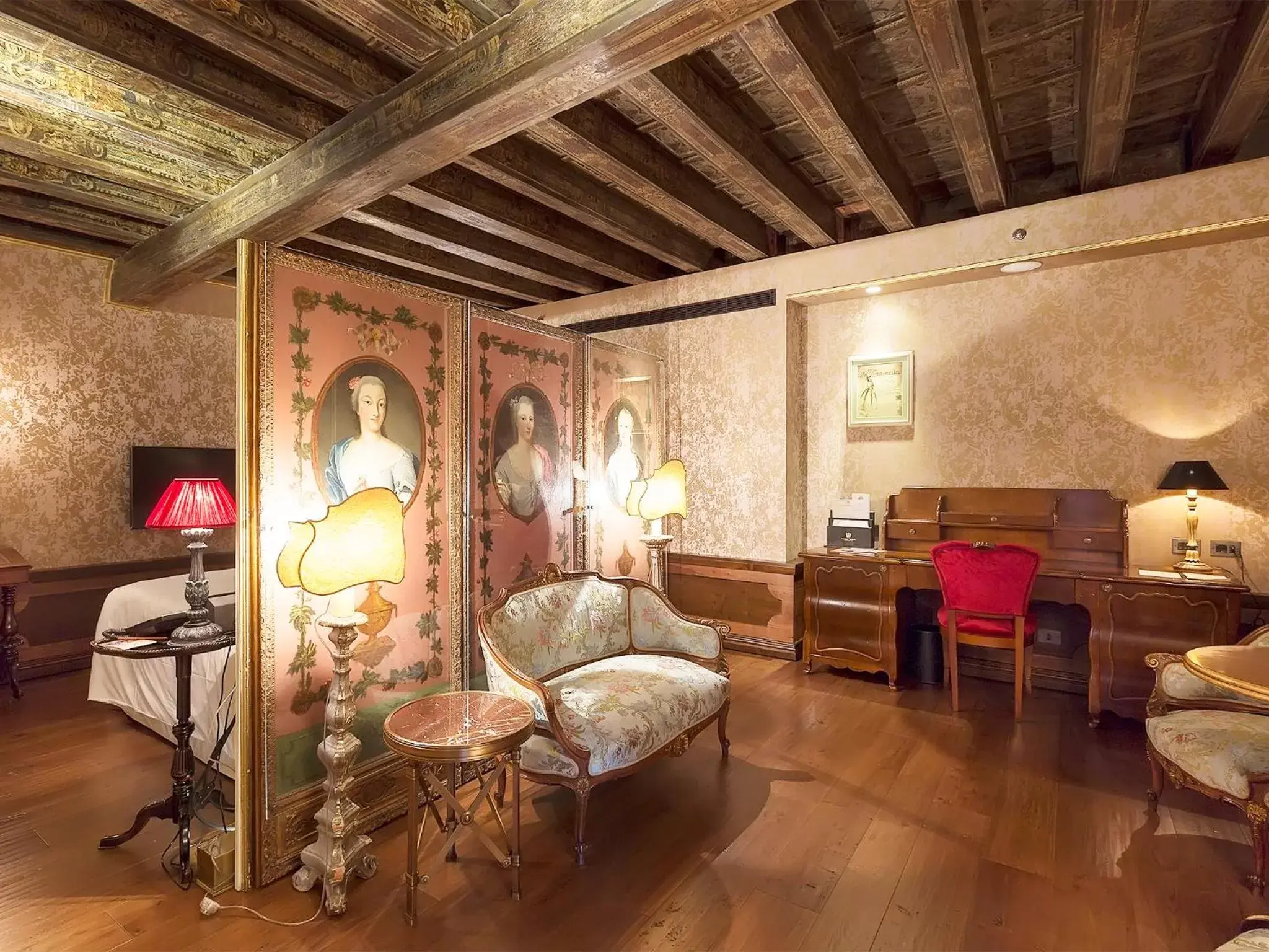Bed, Lounge/Bar in Palazzo Venart Luxury Hotel