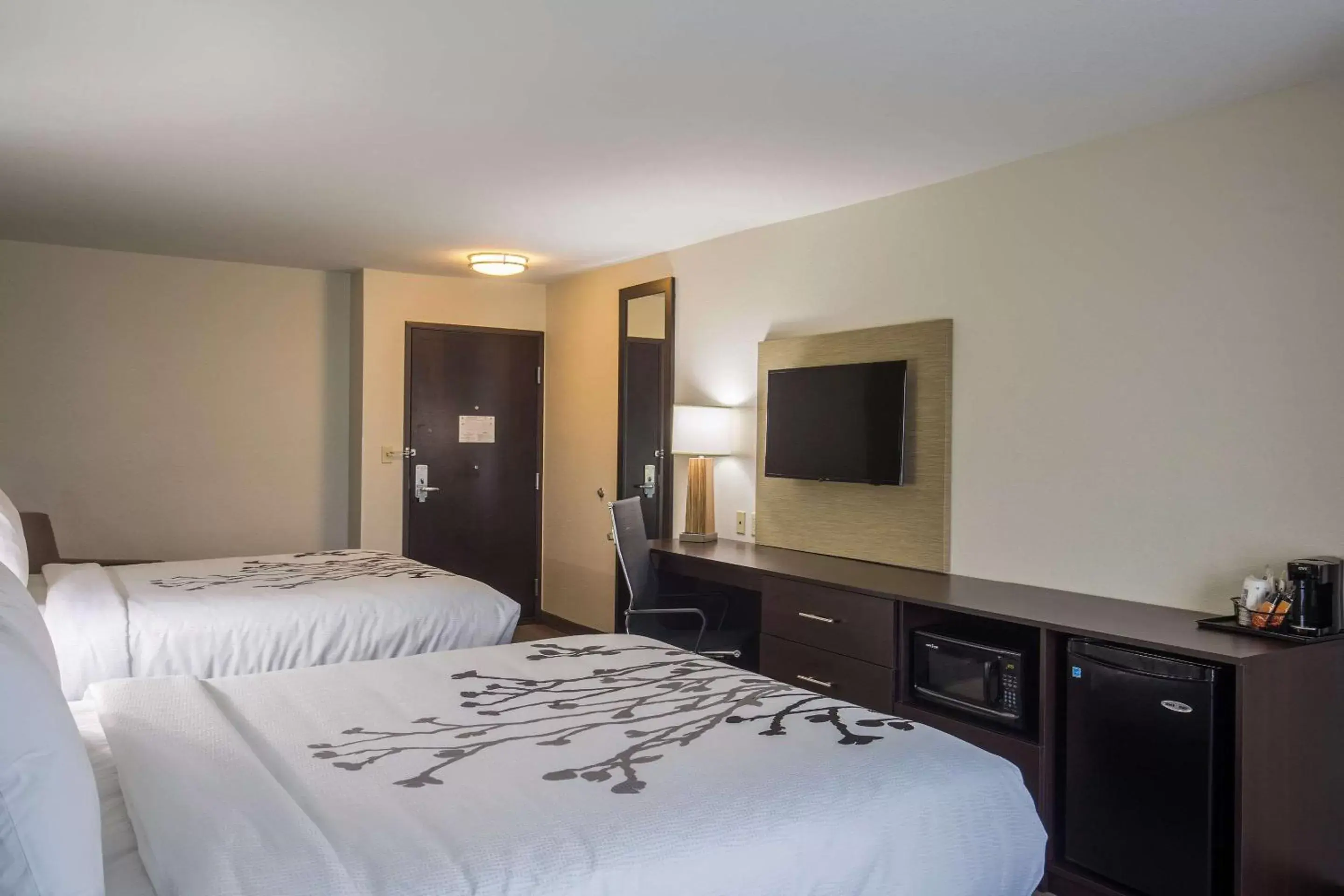 Photo of the whole room, Bed in Sleep Inn & Suites