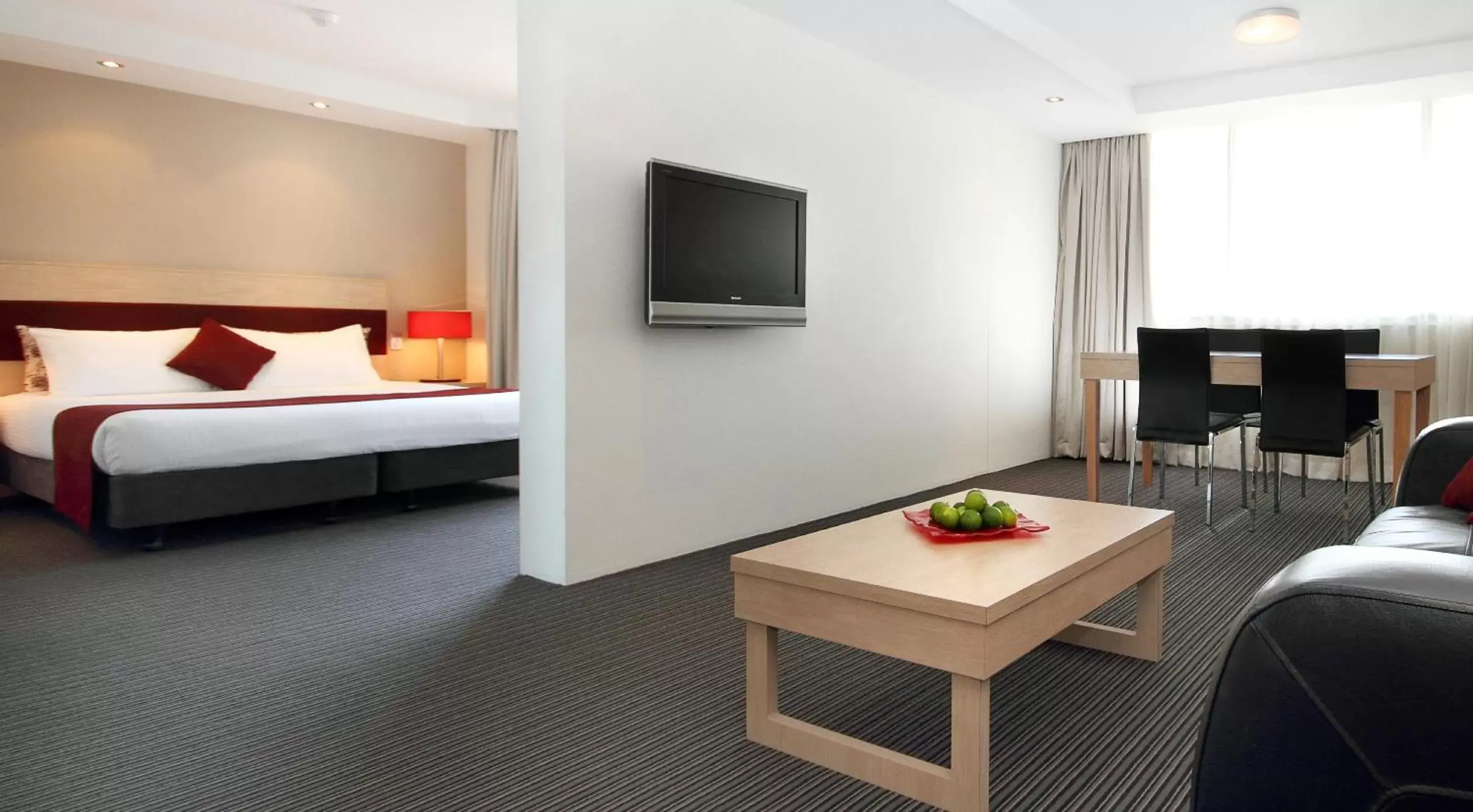 Communal lounge/ TV room, TV/Entertainment Center in Central Studio Hotel Sydney