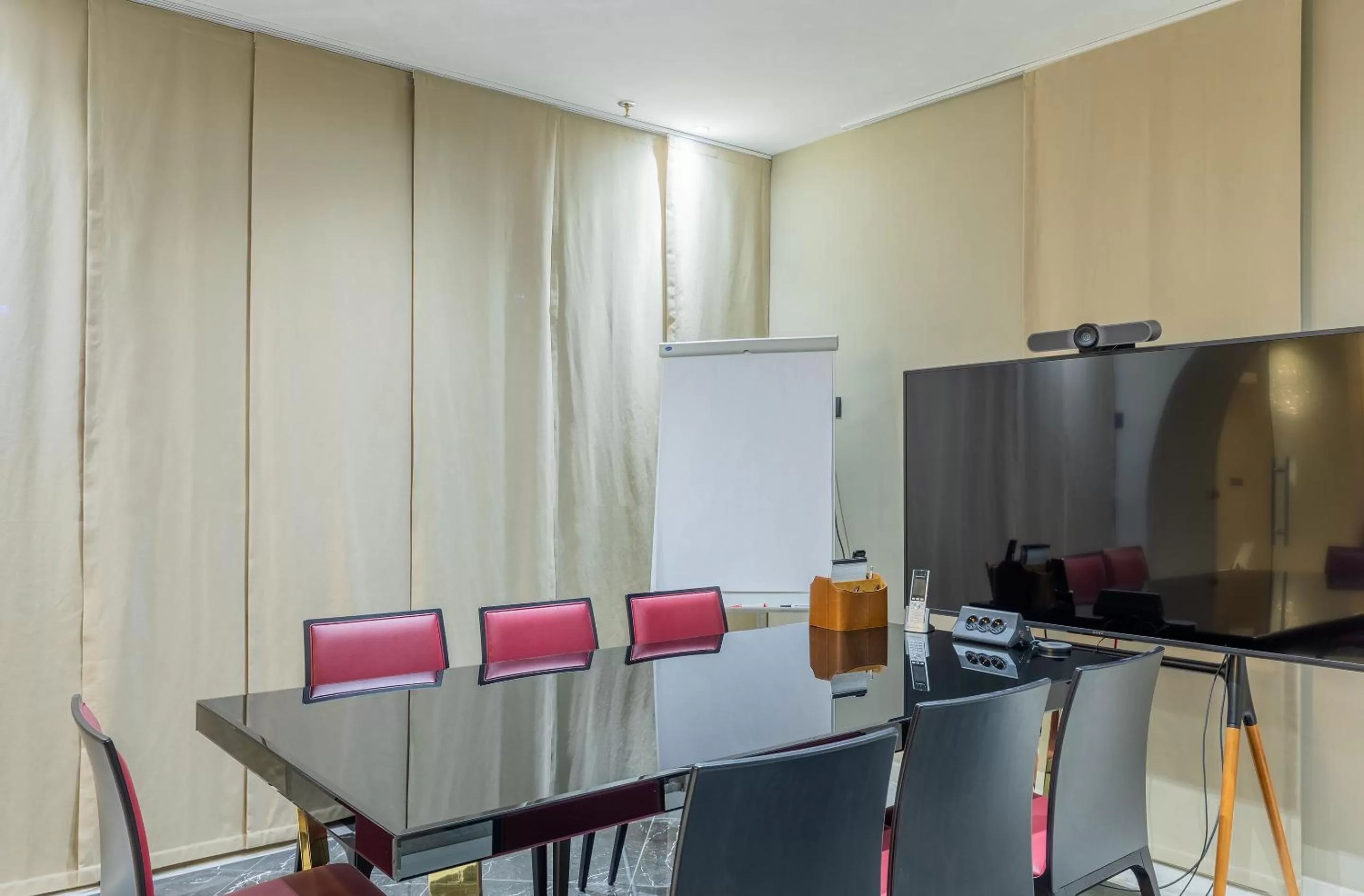 Business facilities in Hotel Astoria