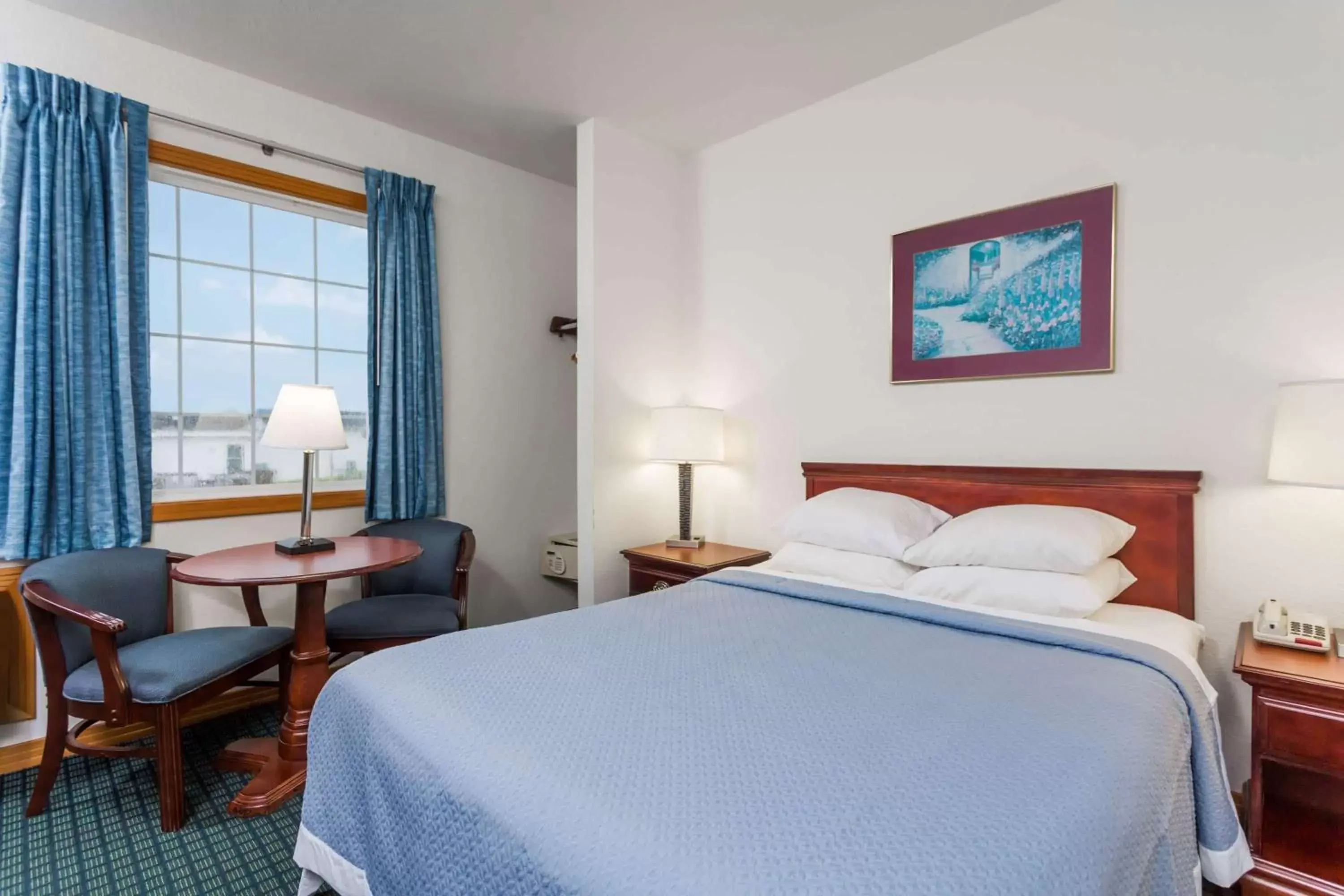 Photo of the whole room, Bed in Days Inn by Wyndham Kill Devil Hills Oceanfront - Wilbur