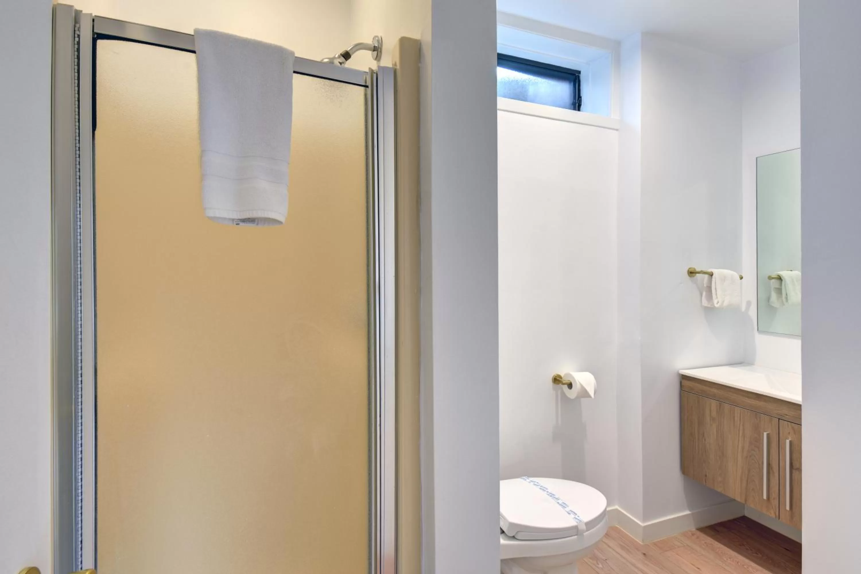 Shower in Hôtel du Lac Lenore