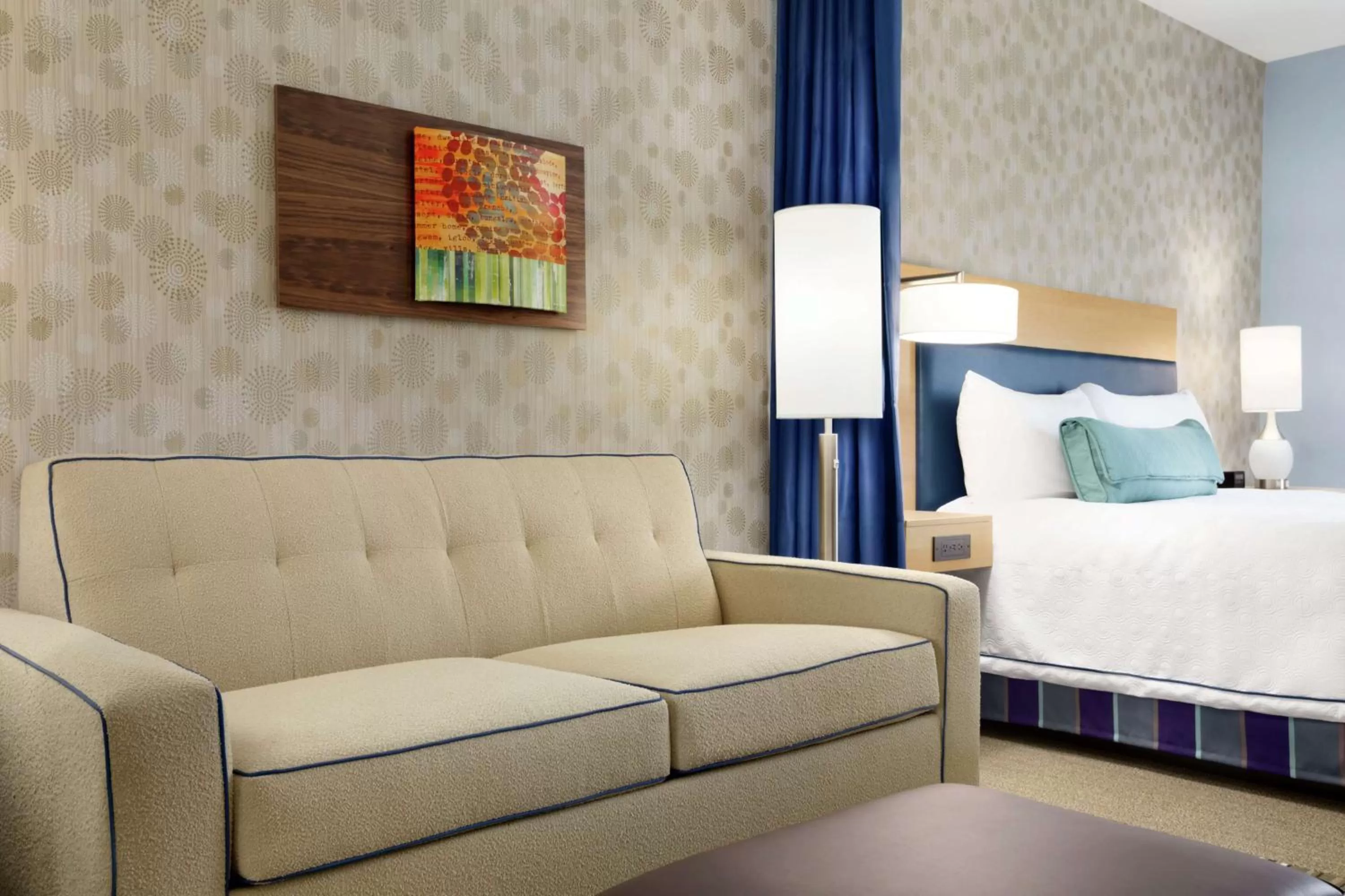 Living room, Bed in Home2 Suites By Hilton McAllen