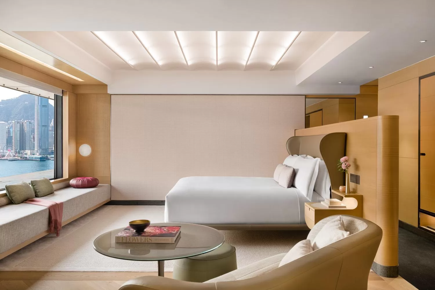 Seating area, Bed in Regent Hong Kong