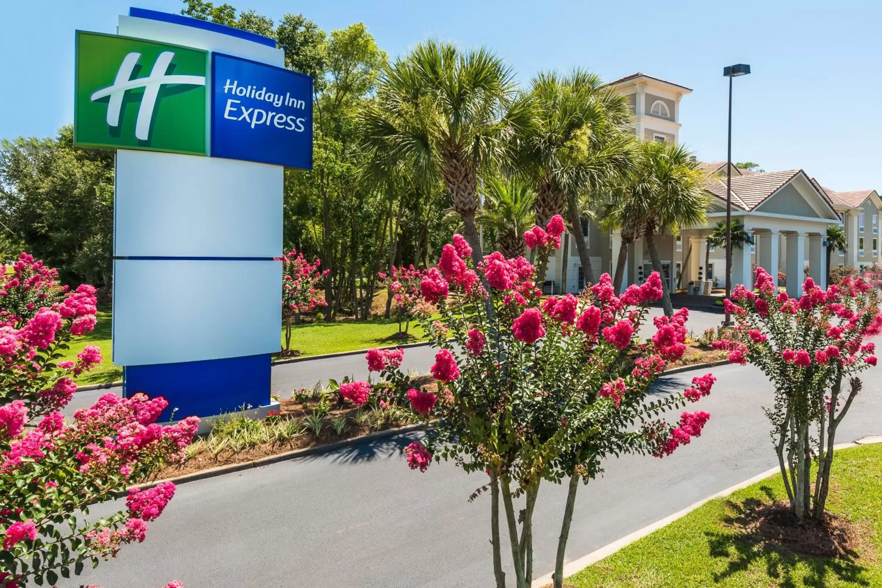 Property Building in Holiday Inn Express Fairhope - Point Clear, an IHG Hotel