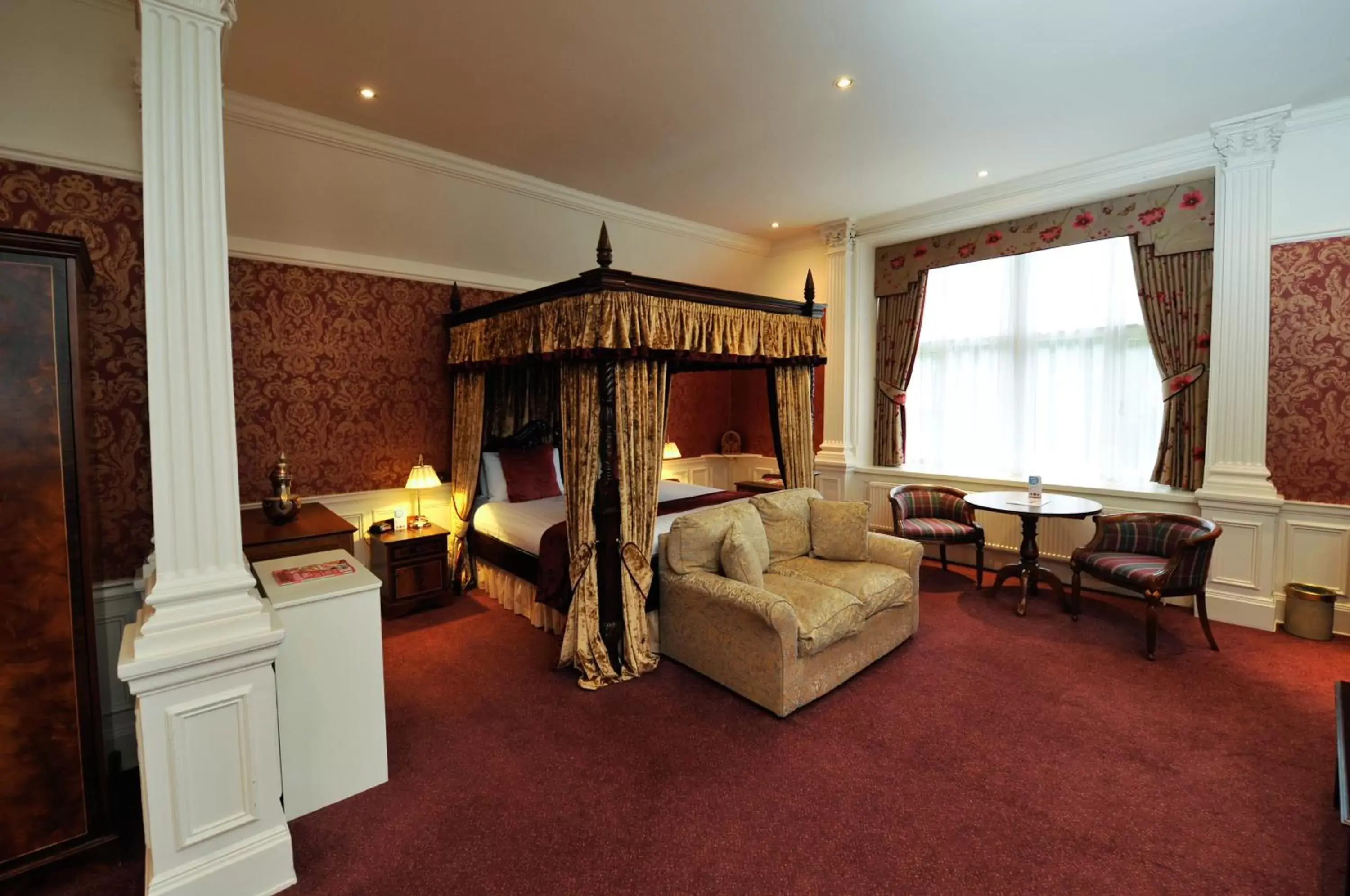 Bedroom, Seating Area in Best Western PLUS Grim's Dyke Hotel