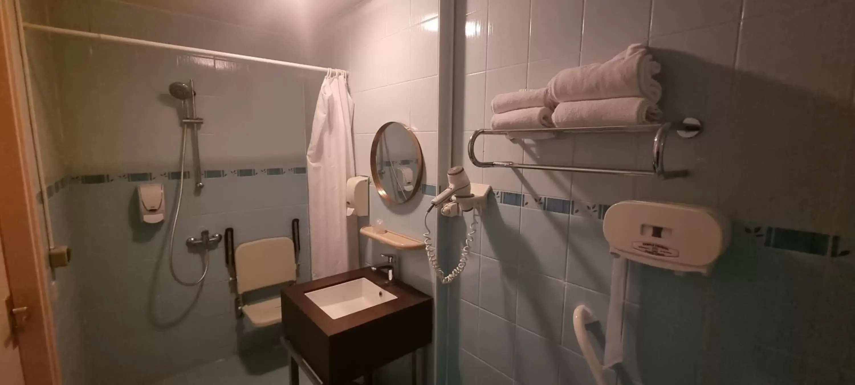 Shower, Bathroom in Hotel Isis